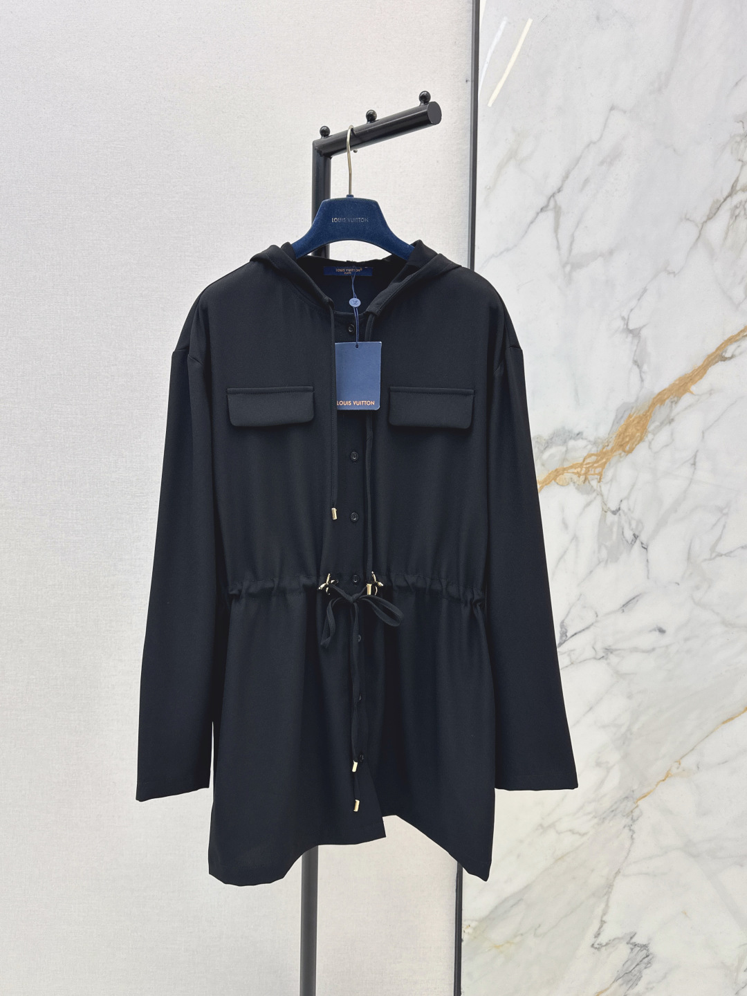 NO:739398,Ljia 26Ss——Early spring’s latest drawstring design hooded dress is retro and fashionable, low-key and luxurious!  The version is versatile and not picky. The drawstring waist design makes it easy to concave the shape. Available in one color, smlxl, louis vuitton, skirts, hats,19860909L家 26Ss———早春最新款抽绳设计连帽连衣裙复古时髦 低调气质又奢华高级！版型百搭不挑人 抽绳收腰设计轻松凹造型 一色现货发售smlxl,,louis vuitton,skirts,hats,,Women's clothing