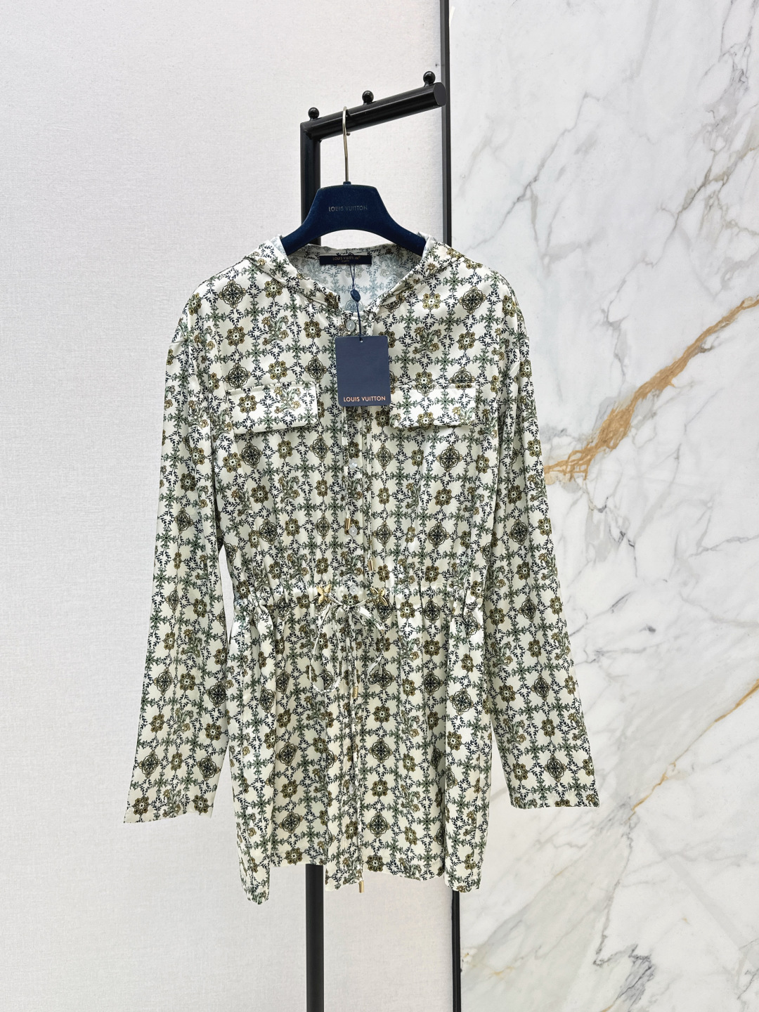 NO:739395,L Family 26Ss————The latest spring and summer classic presbyopic print pattern hooded dress with penetrating printing, retro and fashionable, low-key temperament and luxurious and high-end. The version is versatile and not picky. The drawstring waist design makes for an easy concave shape. One color ready for sale smlxl,, louis vuitton, skirts, hats,19860909L家 26Ss————春夏最新款经典老花印花图案连帽连衣裙渗透印花 复古时髦 低调气质又奢华高级 版型百搭不挑人 抽绳收腰设计轻松凹造型 一色现货发售smlxl,,louis vuitton,skirts,hats,,Women's clothing