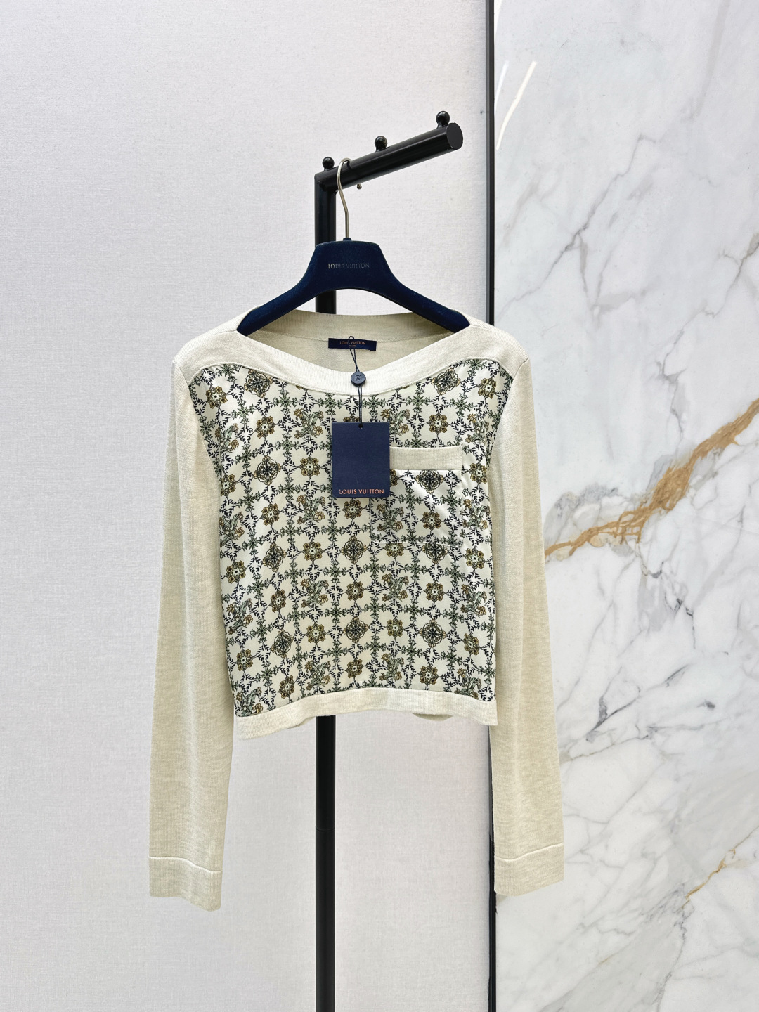 NO:739391,L Family 26Ss————The latest splicing design for spring and summer, one-line collar top splicing fabric, looks great, the fine thread knitting has a special texture, a classic age-reducing item, fall in love at first sight, looks good, especially easy to match, a perfect item that Bai Fumei must buy, one color ready for sale smlxl,, louis vuitton,19860909L家 26Ss————春夏最新款拼接设计一字领上衣拼接面料 视觉很赞 细线针织特别有质感 经典减龄单品 一眼爱上 好好看 特别好搭配 白富美必收的完美单品 一色现货发售smlxl,,louis vuitton,,Women's clothing