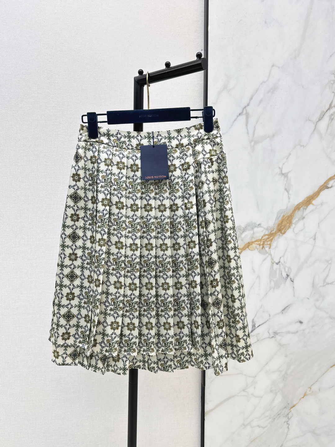 NO:739415,L’s 26Ss————The latest spring and summer classic printed pleated skirt with permeable printing, retro and fashionable, low-key temperament and luxurious and high-end!  The version is versatile and easy to choose. Recommended to match one color. Available in stock. smlxl, louis vuitton, skirts,19860909L家 26Ss————春夏最新款经典印花压褶半裙渗透印花 复古时髦 低调气质又奢华高级！版型百搭不挑人 推荐一套搭配 一色现货发售smlxl,,louis vuitton,skirts,,Women's clothing
