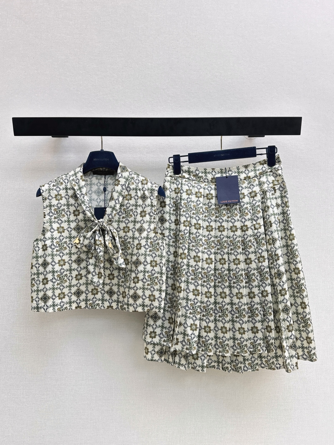 NO:739412,L's 26Ss————The latest spring and summer logo printed ribbon sleeveless short top with penetrating printing, retro and fashionable, low-key temperament and luxurious and high-end!  The version is versatile and easy to match. Recommended to match one color. Available in stock. smlxl, louis vuitton,19860909L家 26Ss————春夏最新款logo印花飘带无袖小短款上衣渗透印花 复古时髦 低调气质又奢华高级！版型百搭不挑人 推荐一套搭配 一色现货发售smlxl,,louis vuitton,,Women's clothing