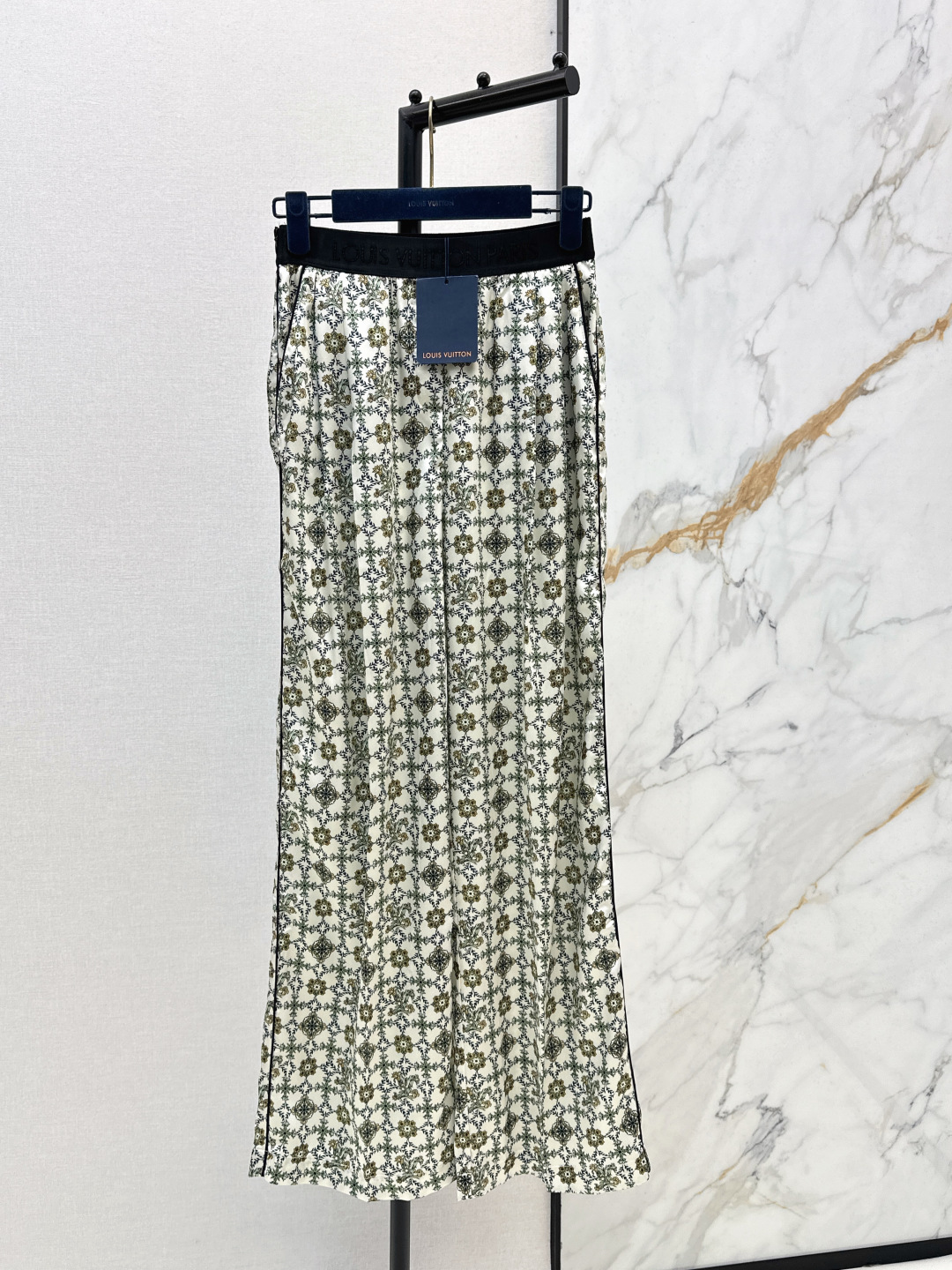 NO:739409,L Family 26Ss————The latest spring and summer classic logo printed elastic waist straight pants with permeable printing, retro and fashionable, low-key temperament and luxurious and high-end. The version is versatile and not picky. Recommend a set of matching. One color ready for sale smlxl,, louis vuitton,19860909L家 26Ss————春夏最新款经典logo印花松紧腰直筒裤渗透印花 复古时髦 低调气质又奢华高级 版型百搭不挑人 推荐一套搭配 一色现货发售smlxl,,louis vuitton,,Women's clothing