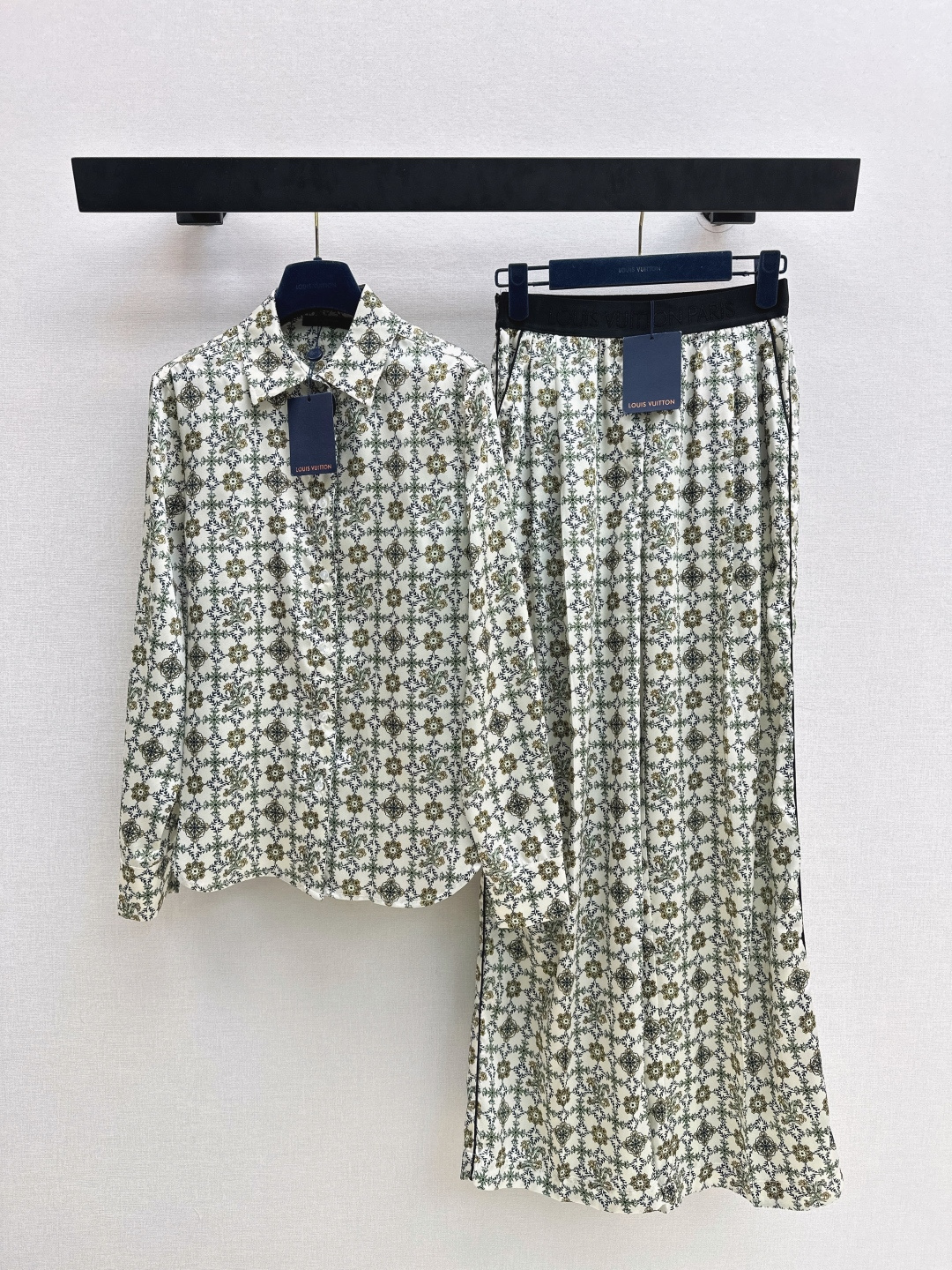 NO:739406,L's 26Ss————The latest spring and summer classic logo printed loose shirt with penetrating printing, retro and fashionable, low-key temperament and luxurious and high-end. The version is versatile and not picky. Recommend a set of matching. One color ready for sale smlxl,, louis vuitton, shirts,19860909L家 26Ss————春夏最新款经典logo印花宽松衬衫渗透印花 复古时髦 低调气质又奢华高级 版型百搭不挑人 推荐一套搭配 一色现货发售smlxl,,louis vuitton,shirts,,Women's clothing