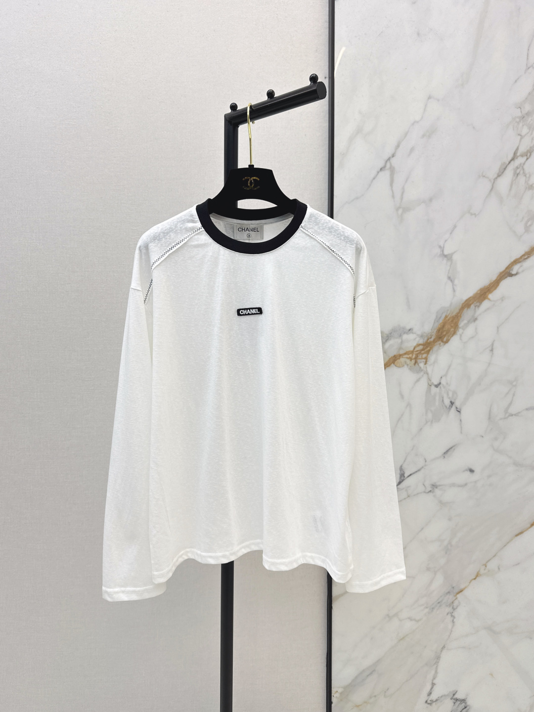 NO:739403,Miu 26Ss————The latest spring and summer contrasting color round neck long-sleeved T-shirt is very dense and feels great. It is a really hard-working one. The details are perfect. The regular version is not picky at all. It is simple and generous. It instantly enhances the temperament. One color ready for sale sml,, miumiu, tees, t-shirt,19860909Miu 26Ss————春夏最新款撞色圆领长袖T恤密度很高手感超好 真的费劲心血的一款 细节完美 常规版型 上身完全不挑人简单大方 瞬间提升气质 一色现货发售sml,,miumiu,tees，t-shirt,,Women's clothing