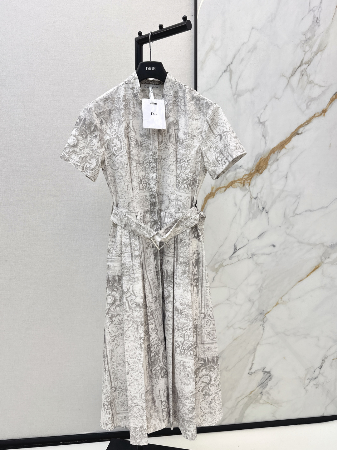 NO:739400,CD 26Ss - the latest spring and summer cashew flower pattern long stand-up collar dress with a classic look. I fell in love with it at first sight. The pattern design can well modify the neck line and instantly improve the temperament of the upper body. Customized buttons. The pattern is very beautiful on the upper body. The color is super white. One color ready for sale sml,,skirts,19860909CD 26Ss———春夏最新款腰果花图案长款立领连衣裙经典造型 一眼就爱上了 版型设计能很好的修饰颈部线条 上身气质立马提升 定制纽扣 版型上身巨好看 颜色超显白 一色现货发售sml,,skirts,,Women's clothing