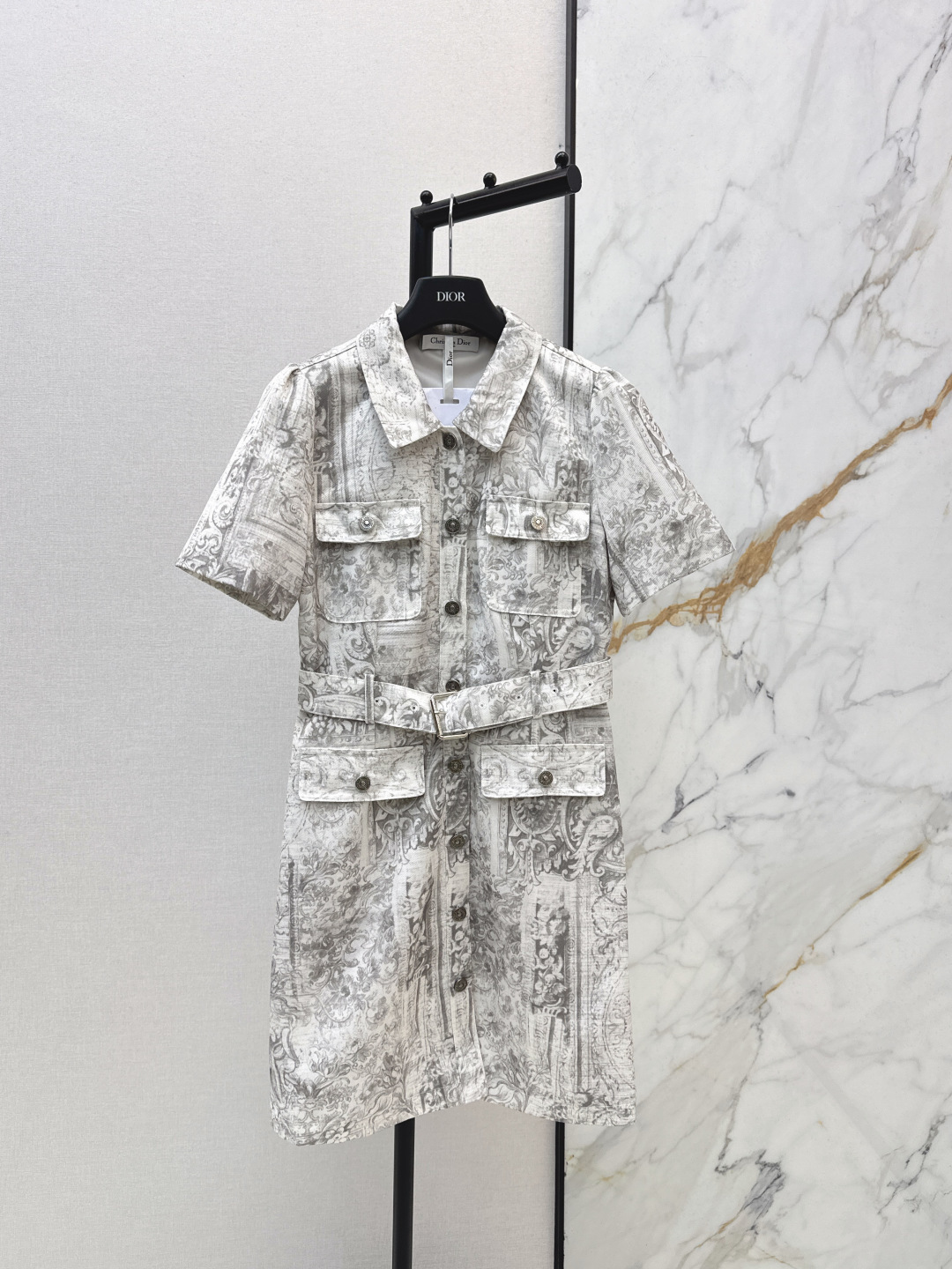 NO:739397,CD 26Ss - the latest spring and summer cashew flower pattern lapel dress with a classic shape. I fell in love with it at first sight. The pattern design can well modify the neck line. The upper body temperament is immediately improved. Customized buttons. The pattern is very beautiful on the upper body. The color is super white. One color ready for sale sml,,skirts,19860909CD 26Ss———春夏最新款腰果花图案翻领连衣裙经典造型 一眼就爱上了 版型设计能很好的修饰颈部线条 上身气质立马提升 定制纽扣 版型上身巨好看 颜色超显白 一色现货发售sml,,skirts,,Women's clothing