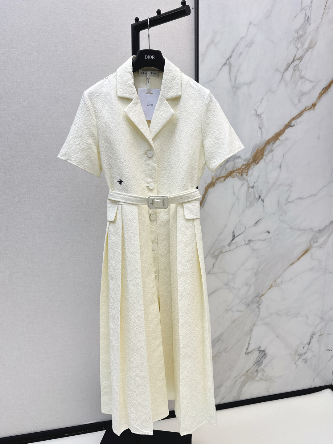 NO:739392,CD 26Ss————The latest three-dimensional jacquard long dress for spring and summer. The upper body is full of fashionable and high-end and has its own aura. The texture of the fabric is very nice, fashionable and high-end. The color is super positive. The upper body is white and slim. It is a cool and handsome classic series. The upper body has a full aura when walking. The length is just right and easy to control. Two colors are available for sale sml,,skirts,19860909CD 26Ss————春夏最新款立体提花长款连衣裙 上身就是满满的时髦高级感自带气场 面料质感很奈斯 时髦又高级 颜色超级正 上身显白又显瘦 自带酷帅感的经典系列 走路都带风 上身气场全开 长度恰到好处 轻松驾驭 两色现货发售sml,,skirts,,Women's clothing
