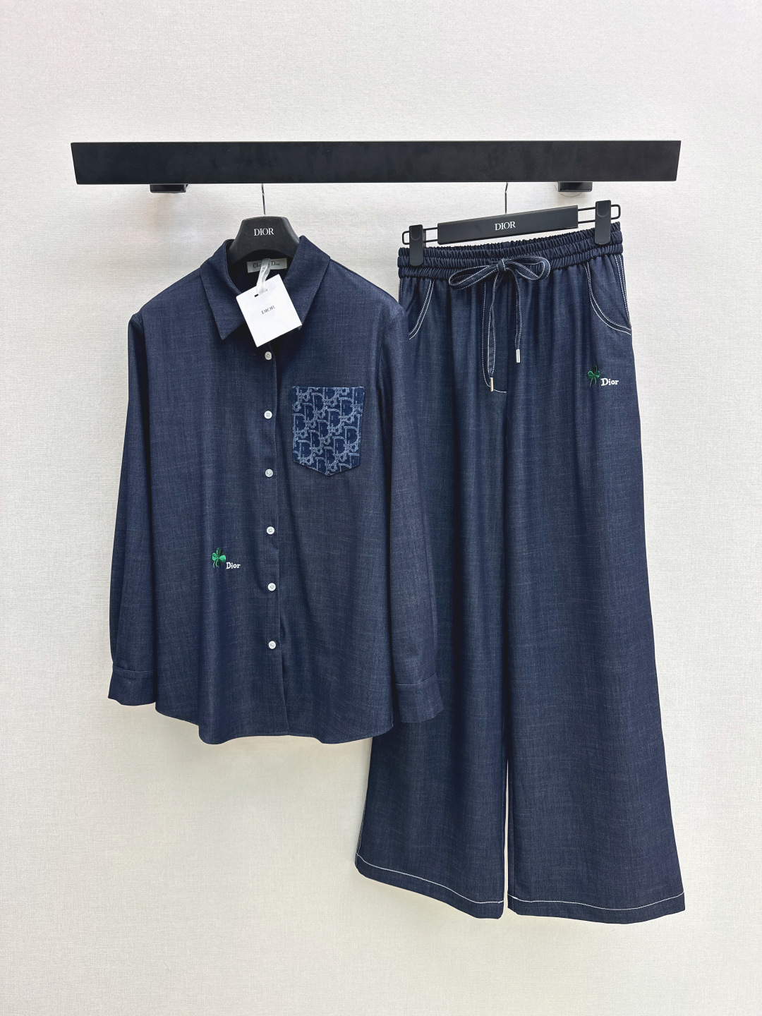 NO:739385,Shirts and pants CDCD 26Ss————Latest spring and summer style lazy style suit loose shirt + elastic waist straight pants, everyone can control it High-density fashionable casual style Vintage handsome mid-century style It meets the dual needs of comfort and fashion and can be integrated into every daily dressing scene Playful and age-reducing design elements full of vitality Developed in one color Ready for sale sml,, shirts,19860909衬衫 裤子CDCD 26Ss————春夏最新款慵懒风气质套装宽松衬衫+松紧腰直筒裤 人人都能驾驭 高密度时髦休闲风 Vintage帅气 中古风 贴合舒适与时髦的双需求能融入每个日常的穿搭场景中 俏皮减龄充满元气的设计元素 一色分开发 现货发售sml,,shirts,,Women's clothing