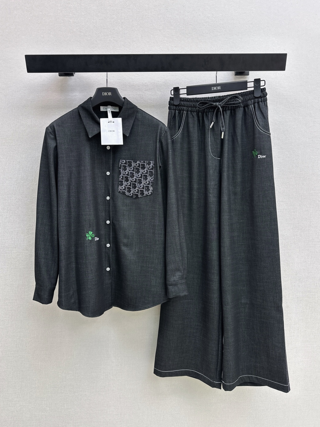 NO:739383,Shirts and pants CD 26Ss————Latest spring and summer style lazy style suit loose shirt + elastic waist straight pants. Everyone can control it. High-density fashionable casual style. Vintage is handsome. Medieval style. It meets the dual needs of comfort and fashion and can be integrated into every daily dressing scene. Playful and age-reducing design elements full of vitality. Developed in one color. Ready for sale sml,, shirts,19860909衬衫 裤子CD 26Ss————春夏最新款慵懒风气质套装宽松衬衫+松紧腰直筒裤 人人都能驾驭 高密度时髦休闲风 Vintage帅气 中古风 贴合舒适与时髦的双需求能融入每个日常的穿搭场景中 俏皮减龄充满元气的设计元素 一色分开发 现货发售sml,,shirts,,Women's clothing