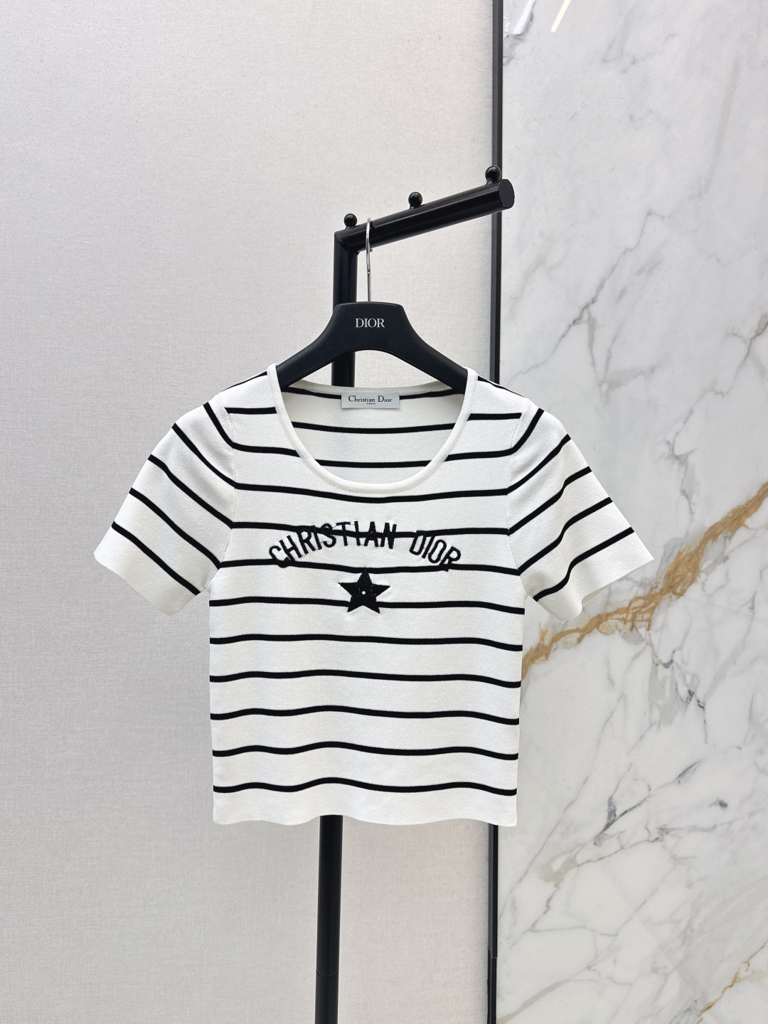 NO:739377,CD 26Ss————The latest spring and summer striped short-sleeved short sweater with LOGO letter printing decoration. The round neck is simple and versatile. The texture is soft and comfortable. The fabric is full and delicate. The upper body shows a gentle temperament. The regular version is comfortable and unrestricted on the upper body. It can be worn for daily commuting. Two colors are available for sale sml, T-shirt.19860909CD 26Ss————春夏最新款条纹短袖小短款针织衫 LOGO字母印花装饰 圆领简洁百搭 质感柔软舒适 织面饱满细腻 上身显温柔气质 常规版型上身自在无束缚 日常通勤都可穿 两色现货发售sml,,T-shirt,,Women's clothing