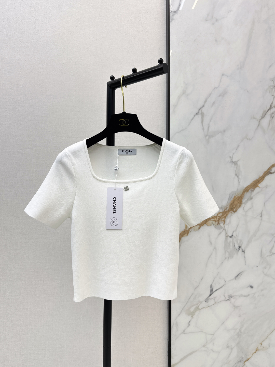 NO:739373,C Home 26Ss————The latest spring and summer logo hardware decoration square collar small short sweater sleeves hardware decoration hidden design ingenuity. The short version is neat and eye-catching. The soft and waxy texture is versatile for everyday use. Wear it alone and you will be a style master. Layer it with a coat to show more layers. A dynamic formula that unlocks high-end luxury wear in autumn and winter ~ Two colors are available in stock sml,, chanel, jackets & coats,19860909C家 26Ss————春夏最新款logo五金装饰方领小短款针织衫袖子五金装饰暗藏设计巧思 短款版型利落吸睛 软糯质感日常又百搭 单穿是风格达人 叠穿外套更显层次 一件解锁秋冬高奢穿搭的活力公式～两色现货发售sml,,chanel,jackets & coats,,Women's clothing