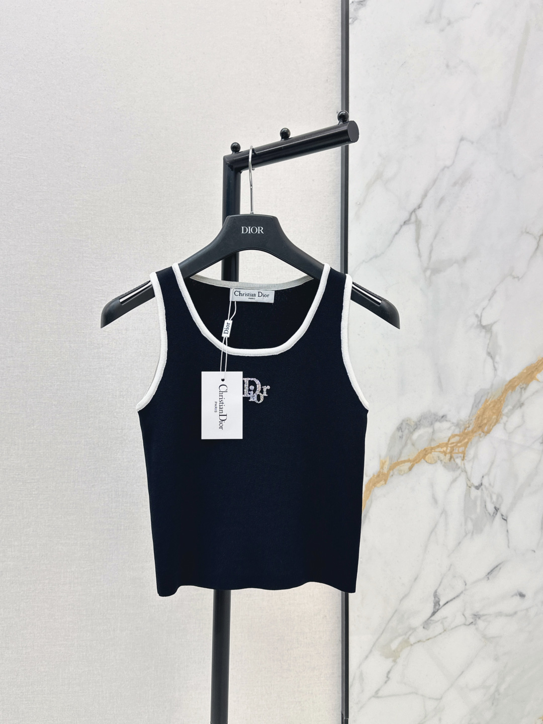 NO:739386,CD 26Ss————The latest spring and summer style knitted vest with contrasting color edges and hot stamping logo letters. The style and texture are very stylish and not loose. The basic details are perfect. The logo on the chest is low-key and noble. Close your eyes and wear it alone. It is a dark horse when worn alone. The white is clean and refreshing. The black is perfect for slimming. Two colors are available for sale sml,,19860909CD 26Ss————春夏最新款撞色边装饰烫金logo字母针织背心版型质感都很绝有型不松款 基础细节却满分 胸前logo低调又显贵 闭眼入 单穿内搭都是黑马 白色干净清爽 黑色显瘦一绝 两色现货发售sml,,,Women's clothing