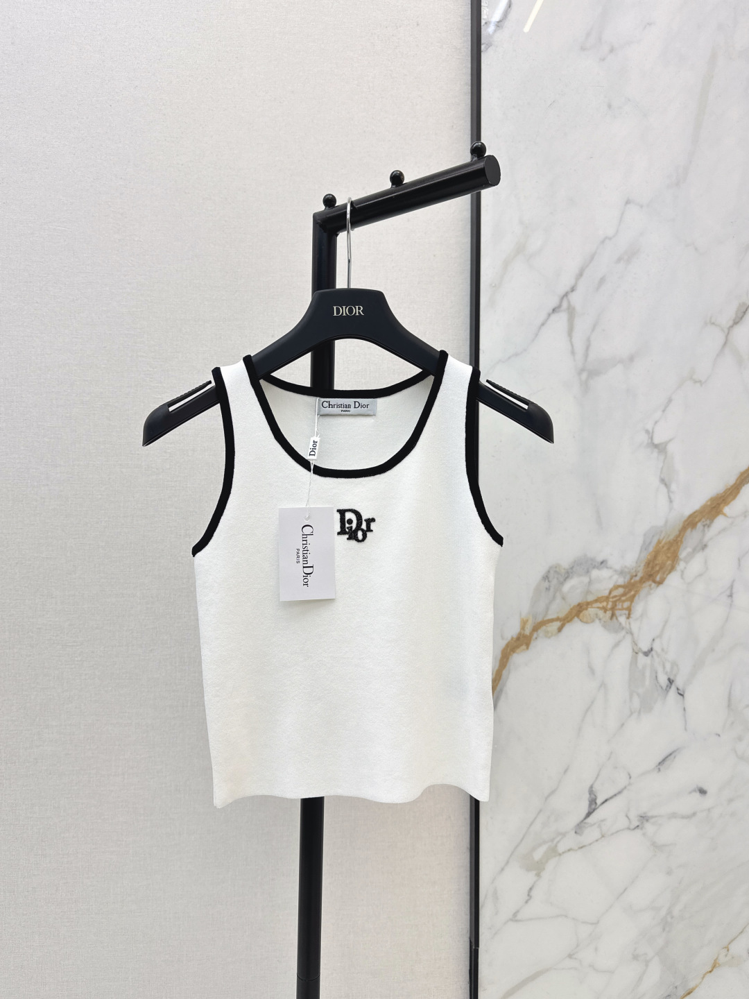 NO:739384,CD 26Ss————The latest spring and summer style knitted vest with contrasting color edges and hot stamping logo letters. The style and texture are very stylish and not loose. The basic details are perfect. The logo on the chest is low-key and noble. Close your eyes and wear it alone. It is a dark horse when worn alone. The white is clean and refreshing. The black is perfect for slimming. Two colors are available for sale sml,,19860909CD 26Ss————春夏最新款撞色边装饰烫金logo字母针织背心版型质感都很绝有型不松款 基础细节却满分 胸前logo低调又显贵 闭眼入 单穿内搭都是黑马 白色干净清爽 黑色显瘦一绝 两色现货发售sml,,,Women's clothing