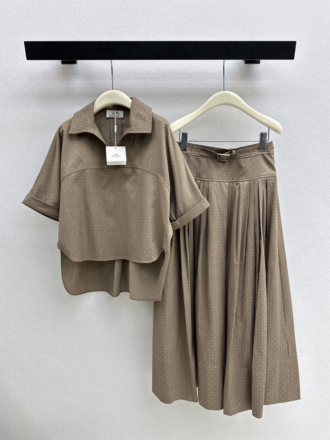 NO:739380,Exclusive debut of Her 26Ss————The latest spring and summer logo jacquard shirt suit, short front and long back, turned-down V-neck shirt + girdle design pleated skirt. A high-end item for lazy commuting with old money. A low-key and stylish set for age reduction. Customized light and comfortable pure cotton dark pattern jacquard. Full of low-key luxury details. One set. Three colors available for sale sml, skirts, shirts,19860909独家首发 Her 26Ss————春夏最新款logo提花衬衫套装前短后长的翻V领衬衫+腰封设计褶裥半身裙 老钱慵懒通勤随性的高级单品 减龄低调又很大气的一套 定制轻薄舒适的纯棉暗纹提花 细节满满低调奢华 一套出 三色现货发售sml,,skirts,shirts,,Women's clothing