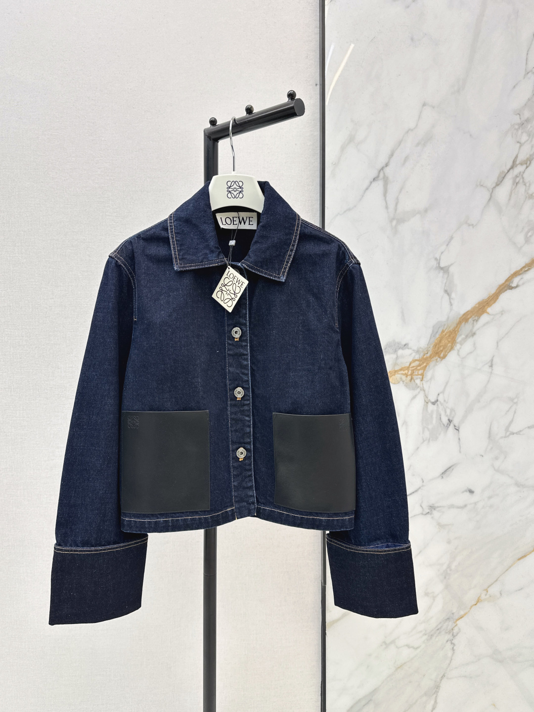 NO:739378,Fashionable and exquisite outfit Loe 26Ss————Early spring’s latest denim denim roll-sleeve jacket with customized active washing process. Pocket patch design on the upper body. The classic H version is versatile and fashionable. The upper body is super slim. The texture of imported washed denim fabric is quite wide and stylish. Highly recommended item. Two colors are available for sale sml,,loewe,jackets & coats,jackets & coats,19860909时髦精穿搭 Loe 26Ss————早春最新款丹宁牛仔卷袖夹克外套定制活性洗水工艺 口袋贴饰设计上身A爆啦 经典H版型不挑人百搭又时髦 上身超显瘦 进口洗水牛仔面料质感挺阔有型 强烈推荐单品 两色现货发售sml,,loewe,jackets & coats,jackets & coats,,Women's clothing