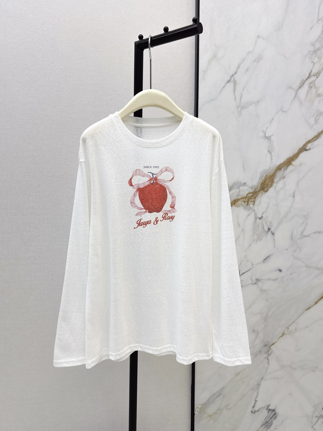 NO:739372,Zhao Lusi's same style, fashionable niche design 26Ss————The latest lucky fruit joint series long-sleeved loose T-shirt in spring and summer. The classic round neck design is simple and elegant. Suitable to be worn alone or as an inner layer. The red lucky fruit pattern can easily create a casual atmosphere. A plump red apple is wrapped by a pink bow ribbon. The design is exquisite and full of girlishness. The overall style is both sweet and cool. It is very suitable for creating a girly look. One color ready for sale sml, tees, t-shirt,19860909赵露思同款 时髦小众设计 26Ss————春夏最新款幸运果联名系列长袖宽松T恤 经典的圆领设计简洁大方 适合单穿或作为内搭红色幸运果图案轻松打造休闲氛围 一个饱满的红色苹果被一个粉色的蝴蝶结丝带包裹 设计精致又充满少女心 整体风格甜酷兼备 非常适合打造元气少女感造型 一色现货发售sml,,tees，t-shirt,,Women's clothing