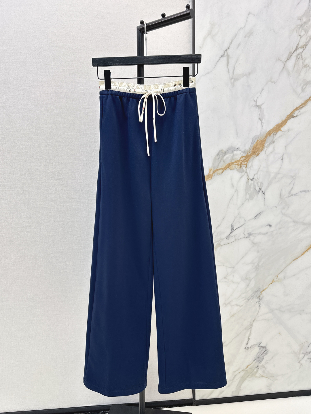 NO:739370,Zhao Lusi's same style, fashionable niche design 26Ss - the latest Lucky Fruit joint series wide-leg cloud pleated pants for spring and summer. The floral pattern waist is elasticated. The tightness can be adjusted freely, and it also serves as a decoration to enhance the overall sense of leisure and design. It can be casual or super stylish. The custom-made pure cotton fabric has a comfortable and stiff texture that will not be soft and invisible. It opens the code for long legs in one second. The combination of relaxation and fashion. A proper girly look that reduces age and is full of vitality.  One color spot sale sml,,19860909赵露思同款 时髦小众设计 26Ss————春夏最新款幸运果联名系列阔腿云褶裤 碎花图案腰头是松紧设计 既可以自由调节松紧度 又作为装饰提升了整体的休闲感和设计感 可休闲可个性超洋气 定制纯棉面料质感舒适挺括不会软榻无形 一秒开启长腿密码 松弛感和时髦感相结合 妥妥的少女感十分减龄 活力满满 一色现货发售sml,,,Women's clothing