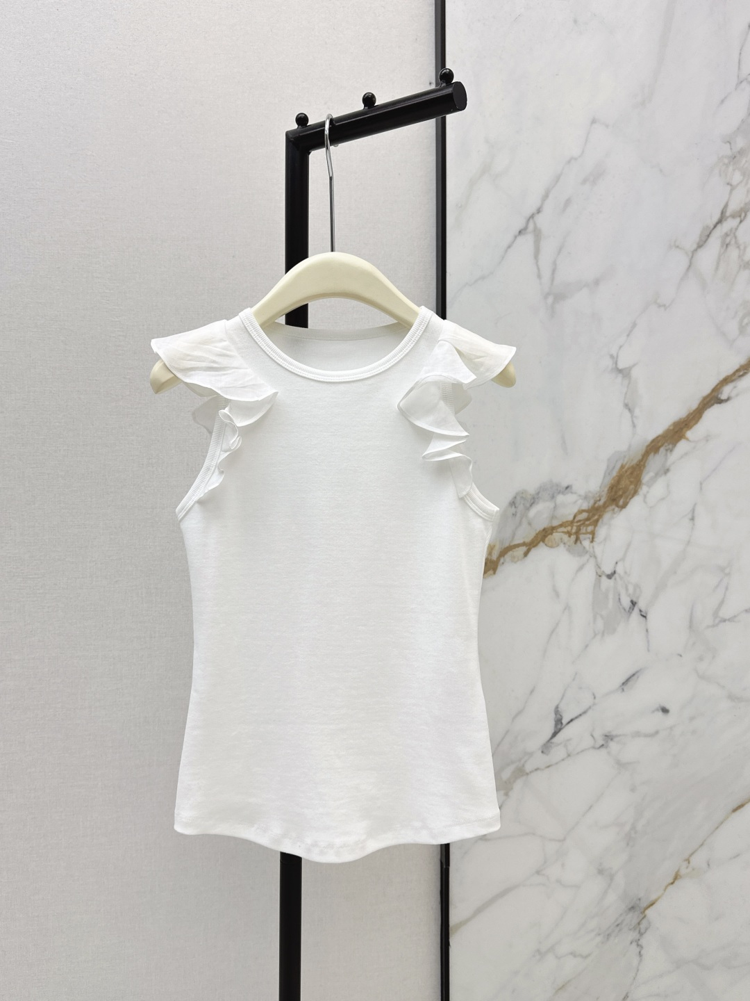 NO:739369,ZIM 26Ss————The latest ruffled round-neck white vest in spring and summer. The most distinctive feature is the ruffled small flying sleeve design on both sides. It naturally hangs down from the shoulders to form layers of pleats. It not only adds a romantic and sweet atmosphere, but also subtly modifies the arm lines. It makes the basic T-shirt instantly become more agile. It looks good with various printed skirts/shorts. The classic round-neck design is simple and elegant, very suitable for daily wear.  One color ready for sale sml,,skirts,shorts,tees,t-shirt,19860909ZIM 26Ss————春夏最新款荷叶边圆领白色背心 最具特色的是两侧的荷叶边小飞袖设计 从肩部自然垂落形成层层叠叠的褶皱 既增添了浪漫甜美的气息 又巧妙地修饰了手臂线条 让基础款T恤瞬间变得灵动起来 搭配各种印花半裙/短裤都好看 经典的圆领设计 简洁大方 非常适合日常穿搭 一色现货发售sml,,skirts,shorts,tees，t-shirt,,Women's clothing