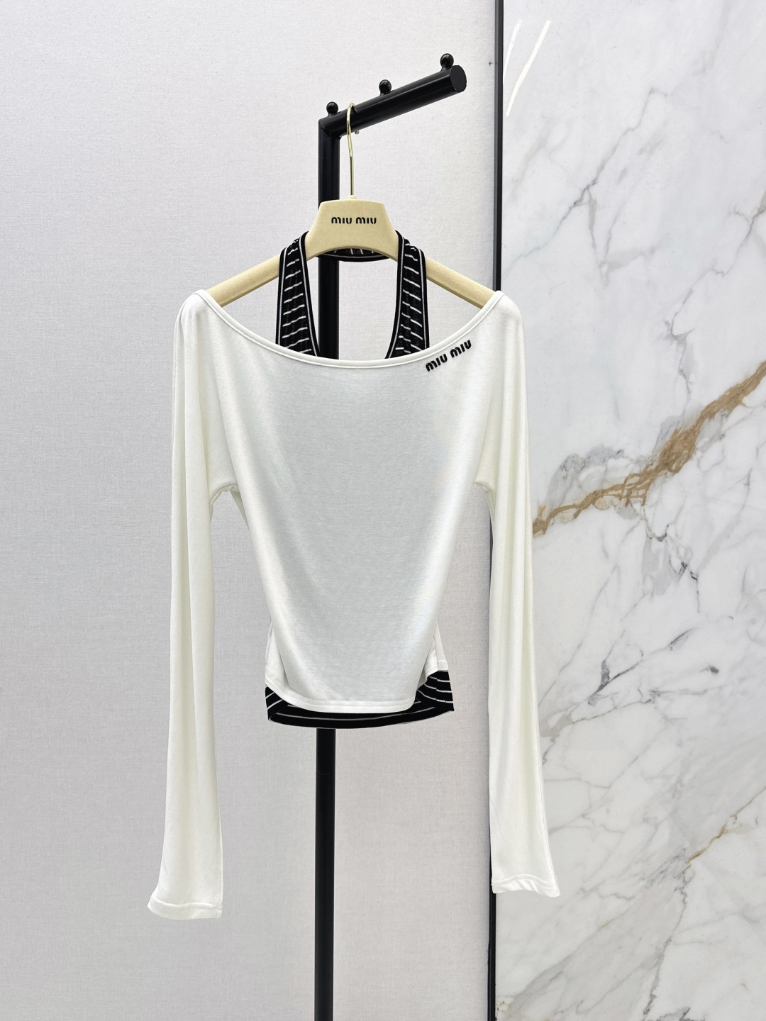 NO:739366,Miu 26Ss————The latest fake two-piece design for spring and summer. The popular single white moonlight base shirt is here again. One-line neckline design is suitable for a variety of outfits. Highly elastic and skin-friendly knitted cotton fabric. Ultra-thin, soft and delicate. Classic black and white contrasting logo on the chest. Super elastic fit. The short length can easily stretch the proportions and you will be amazed as soon as you put it on. Pure and careful. Three colors available for sale sml,,miumiu,19860909Miu 26Ss————春夏最新款假两件设计 打底衫爆单款白月光打底衫又来啦 一字领口设计适合多种穿搭 高弹亲肤针织棉质面料 超薄软糯细腻 胸口饰经典黑白对比色logo徽标 超强弹性收身 短款衣长轻松拉比例一上身就会惊艳到你 清纯小心机 三色现货发售sml,,miumiu,,Women's clothing