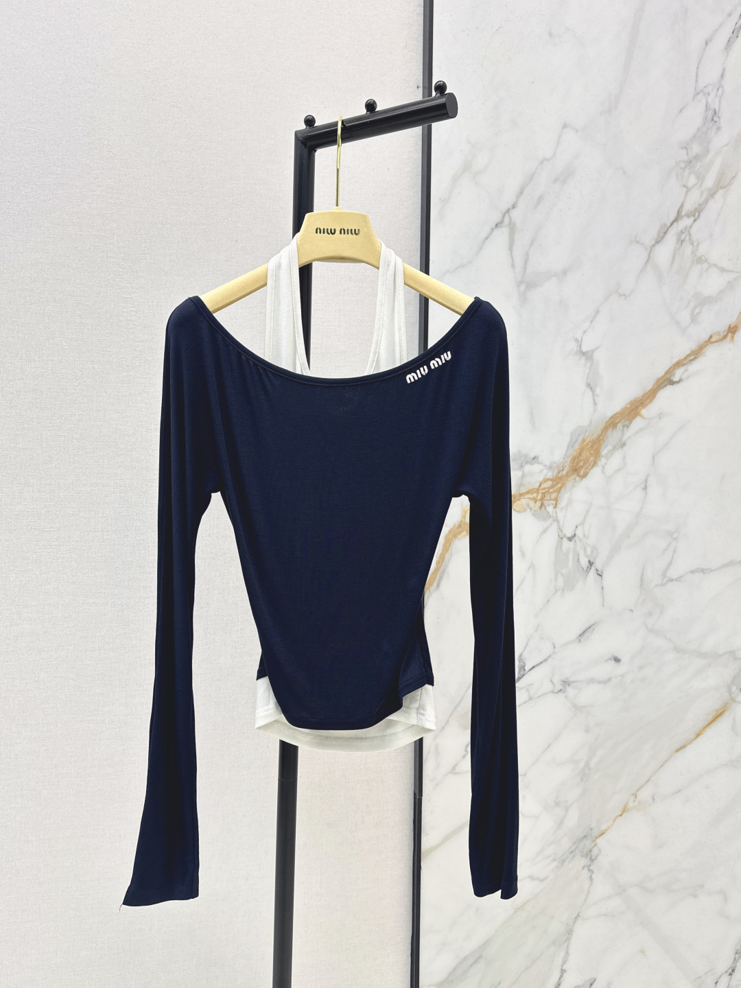 NO:739363,Miu 26Ss————The latest fake two-piece design for spring and summer. The popular single white moonlight base shirt is here again. One-line neckline design is suitable for a variety of outfits. Highly elastic and skin-friendly knitted cotton fabric. Ultra-thin, soft and delicate. Classic black and white contrasting logo on the chest. Super elastic fit. The short length can easily stretch the proportions and you will be amazed as soon as you put it on. Pure and careful. Three colors available for sale sml,,miumiu,19860909Miu 26Ss————春夏最新款假两件设计 打底衫爆单款白月光打底衫又来啦 一字领口设计适合多种穿搭 高弹亲肤针织棉质面料 超薄软糯细腻 胸口饰经典黑白对比色logo徽标 超强弹性收身 短款衣长轻松拉比例一上身就会惊艳到你 清纯小心机 三色现货发售sml,,miumiu,,Women's clothing