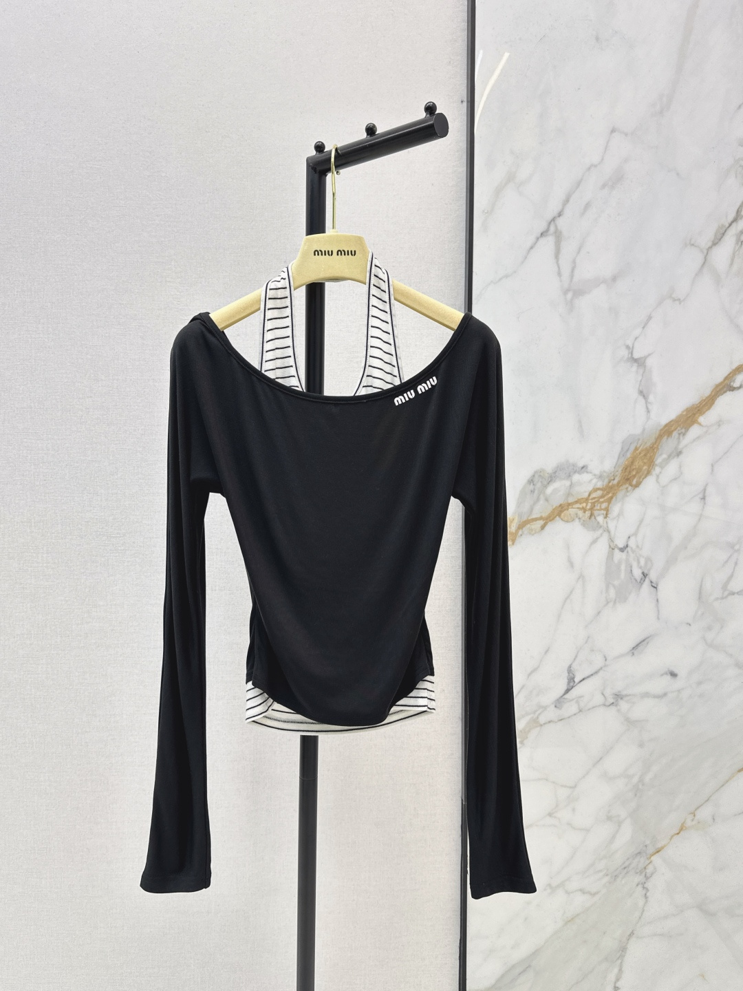 NO:739360,Miu 26Ss————The latest fake two-piece design for spring and summer. The popular single white moonlight base shirt is here again. One-line neckline design is suitable for a variety of outfits. Highly elastic and skin-friendly knitted cotton fabric. Ultra-thin, soft and delicate. Classic black and white contrasting logo on the chest. Super elastic fit. The short length can easily stretch the proportions and you will be amazed as soon as you put it on. Pure and careful. Three colors available for sale sml,,miumiu,19860909Miu 26Ss————春夏最新款假两件设计 打底衫爆单款白月光打底衫又来啦 一字领口设计适合多种穿搭 高弹亲肤针织棉质面料 超薄软糯细腻 胸口饰经典黑白对比色logo徽标 超强弹性收身 短款衣长轻松拉比例一上身就会惊艳到你 清纯小心机 三色现货发售sml,,miumiu,,Women's clothing