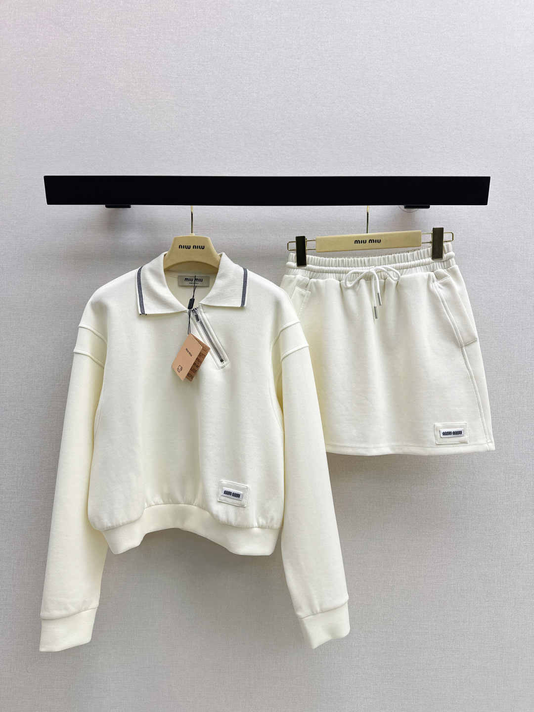 NO:739357,Miu 26Ss————The latest Miu girl style outfit for early spring. Lapel diagonal placket zipper polo top + elastic waist skirt. Customized twill cotton material. Stiff and stylish to wear. The zipper placket polo design breaks through the conventional jacket style. Wear it with personality and relaxation. It adds a casual sense of sports workwear. The best choice for daily casual wear. Available in three colors. SML,,miumiu,skirts,jackets & coats,19860909Miu 26Ss————早春最新款缪系少女风穿搭套装翻领斜襟拉链polo上衣+松紧腰半裙 定制斜纹棉材质 穿搭挺括有型 拉链开襟polo版型设计突破常规外套款式 穿出个性和松弛感 更添运动工装休闲感 日常休闲穿搭的不二之选 一套出 三色现货发售sml,,miumiu,skirts,jackets & coats,,Women's clothing