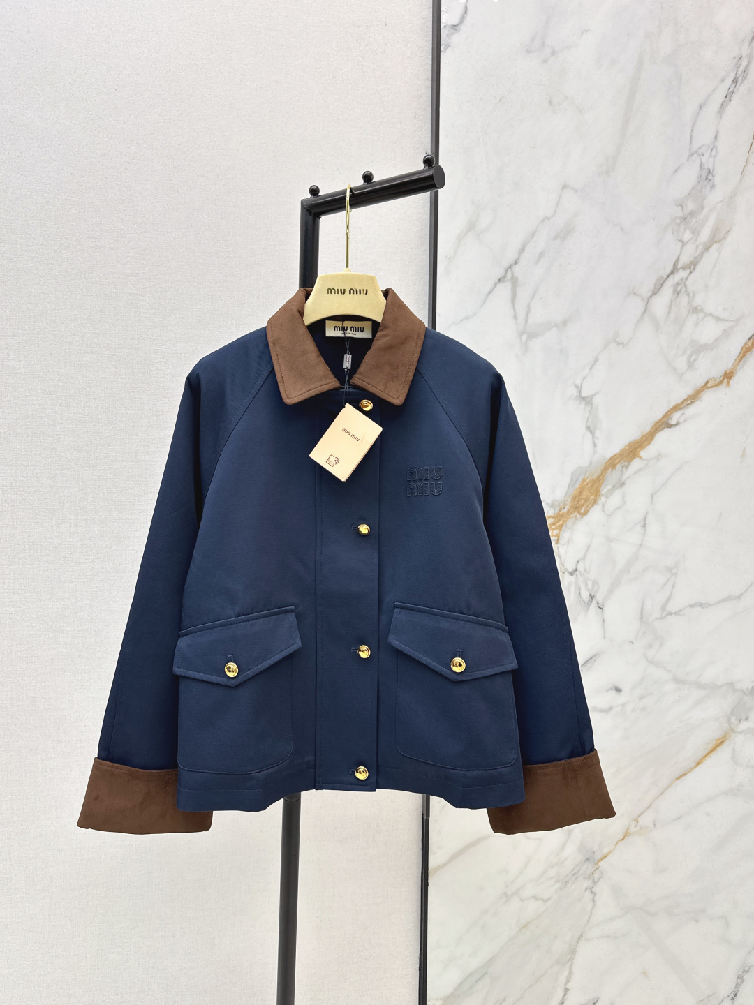 NO:739354,Gray style high-end Miu 26Ss————The latest style of spliced ​​corduroy design windbreaker jacket in early spring. The windbreaker fabric has a very crisp feel. It is full of temperament. Handsome and capable short windbreaker cut. The lapel stitching corduroy method. Work style pockets are full of details. A design that can withstand scrutiny. The accent is classy. It is a jacket that is not fussy and elegant. Two colors are available for sale sml,, miumiu, jackets & coats,19860909格雷系高级感 Miu 26Ss————早春最新款拼接灯芯绒设计风衣外套挺括感很好的风衣面料 气质感满满 帅气干练的短款风衣剪裁 翻领拼接灯芯绒做法 工装风口袋细节感满满 经得起推敲的设计感 腔调有范 属于不挑人又抬气质的外套 两色现货发售sml,,miumiu,jackets & coats,,Women's clothing