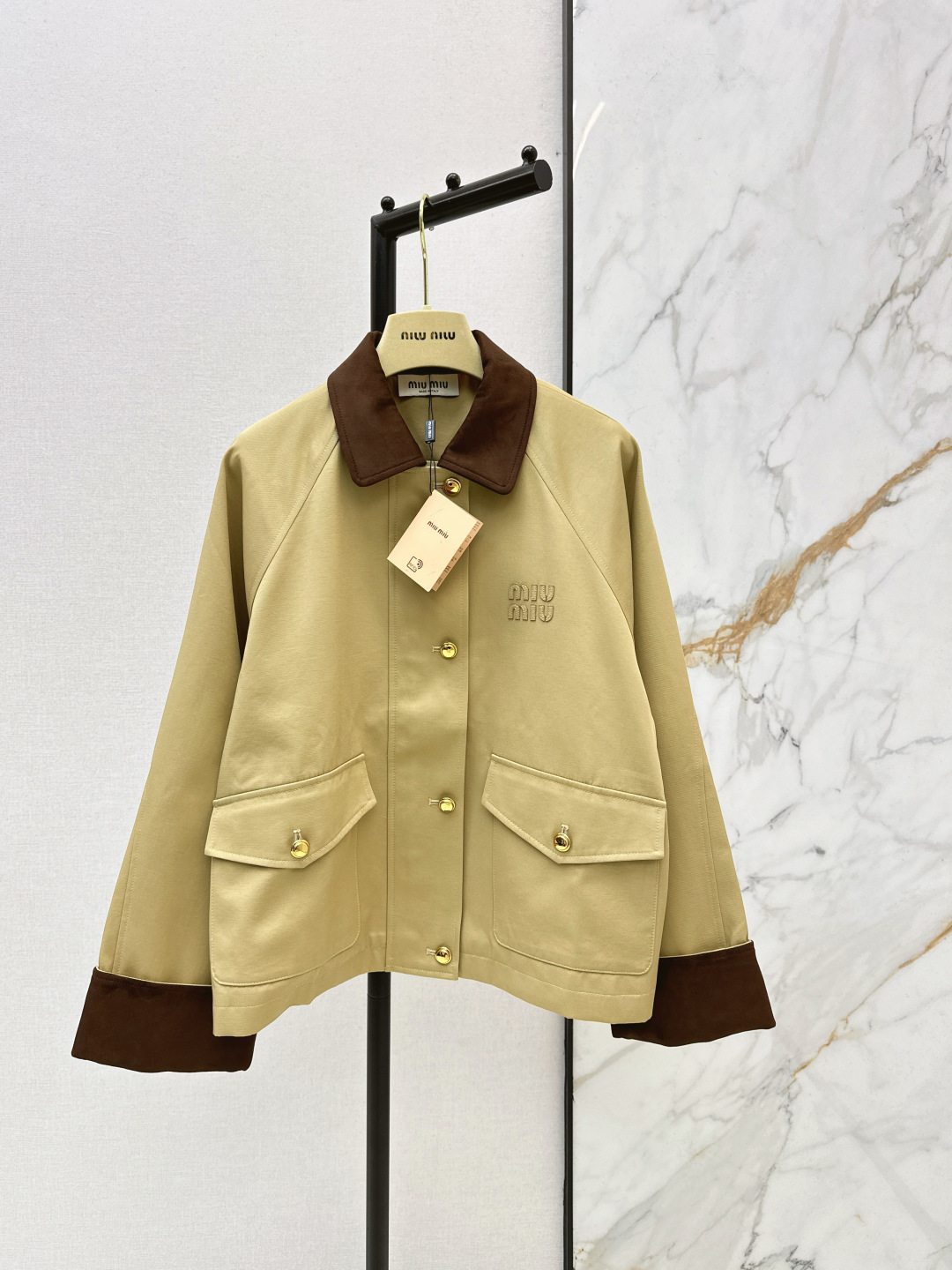 NO:739351,Gray style high-end Miu 26Ss————The latest style of spliced ​​corduroy design windbreaker jacket in early spring. The windbreaker fabric has a very crisp feel. It is full of temperament. Handsome and capable short windbreaker cut. The lapel stitching corduroy method. Work style pockets are full of details. A design that can withstand scrutiny. The accent is classy. It is a jacket that is not fussy and elegant. Two colors are available for sale sml,, miumiu, jackets & coats,19860909格雷系高级感 Miu 26Ss————早春最新款拼接灯芯绒设计风衣外套挺括感很好的风衣面料 气质感满满 帅气干练的短款风衣剪裁 翻领拼接灯芯绒做法 工装风口袋细节感满满 经得起推敲的设计感 腔调有范 属于不挑人又抬气质的外套 两色现货发售sml,,miumiu,jackets & coats,,Women's clothing