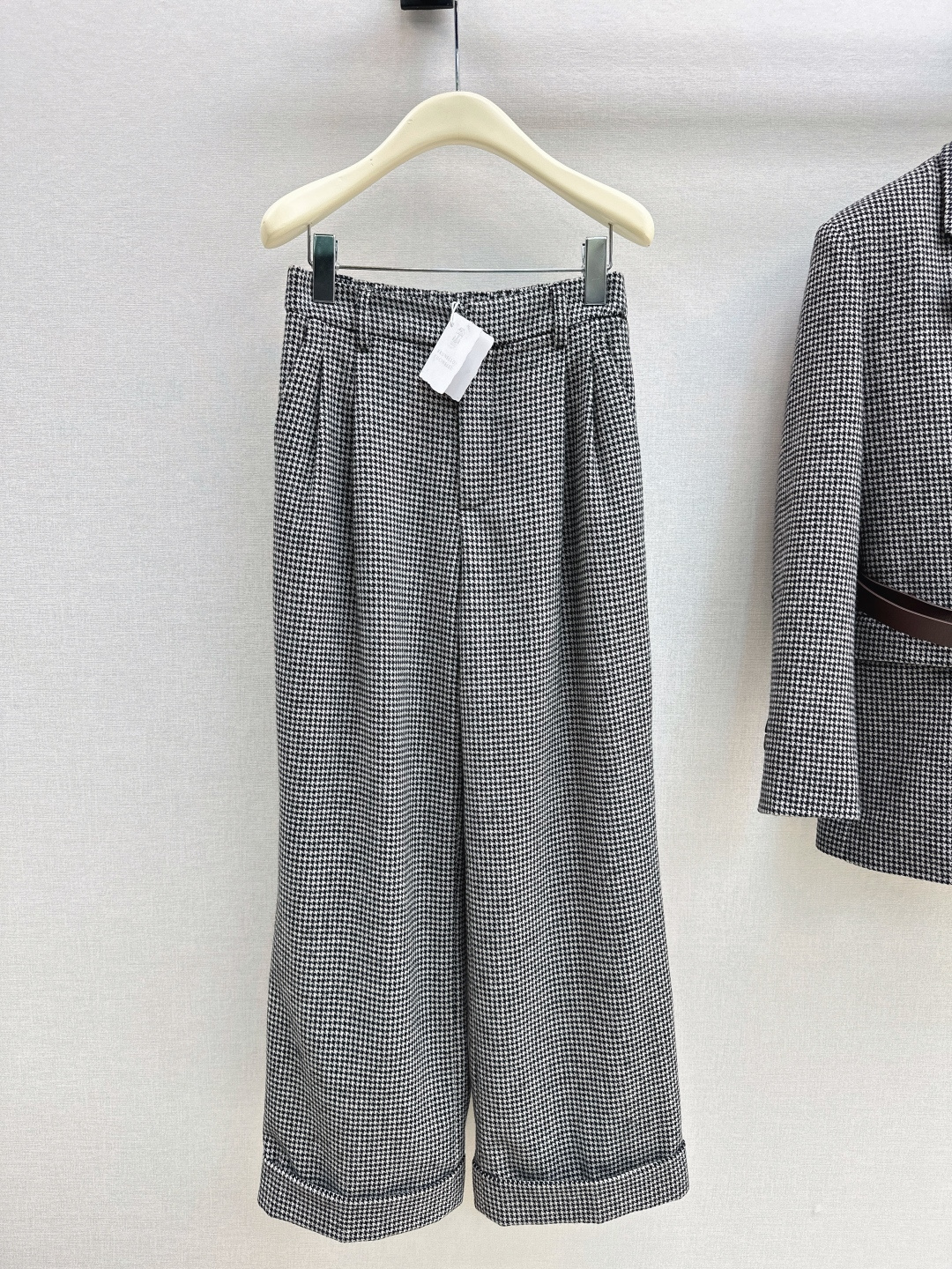 NO:739342,High sense of wear Bc 26Ss - the latest Italian elegant and luxurious houndstooth suit for autumn and winter. Single-row suit jacket + trousers. Heavy plaid fabric. Elegant lady temperament. The upper body looks thin and tall. White and rich must-have items are high-end and fashionable. Original customized hardware accessories. Sweet and cool girl, A and sassy. Very stiff. Highly recommended items. Developed in one color. Ready for sale. sml,,jackets & coats, business suit,19860909高知感穿搭 Bc 26Ss———秋冬最新款意式优雅高奢千鸟格套装单排西装外套+西裤 重磅格纹面料 气质优雅lady气质 上身显瘦又高挑 白富美必备单品高级又时髦 原版定制五金配件 甜酷女孩又A又飒 挺括感很好 强烈推荐单品 一色分开发 现货发售sml,,jackets & coats,business suit,,Women's clothing