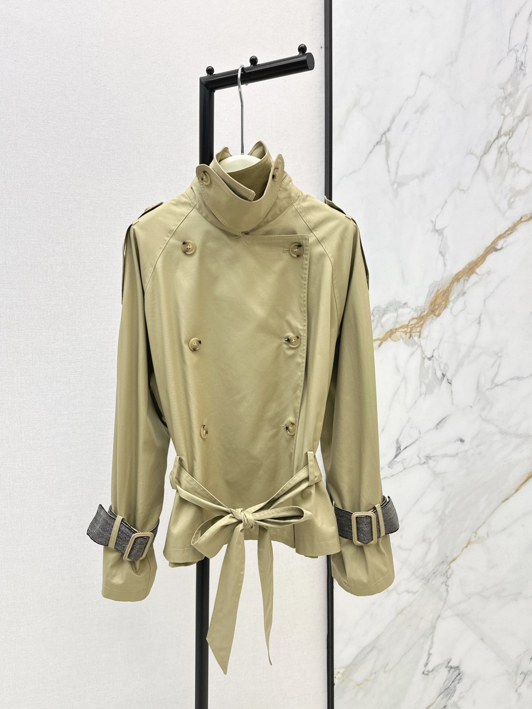 NO:739365,Italian minimalist style Bc 26Ss————The latest short windbreaker jacket in early spring is lazy and fashionable. The classic silhouette is cut just right, giving full play to the atmosphere and quality. It is also very tolerant to the body shape. It gives you that rustling feeling when you wear it. One color ready for sale sml,,jackets & coats,19860909意式极简风 Bc 26Ss————早春最新款短款风衣外套自带慵懒和时髦 经典廓形的的剪裁刚刚好 将大气和品质感发挥的淋漓尽致 对身材包容性也很强 穿起来就是那种飒飒的感觉 一色现货发售sml,,jackets & coats,,Women's clothing