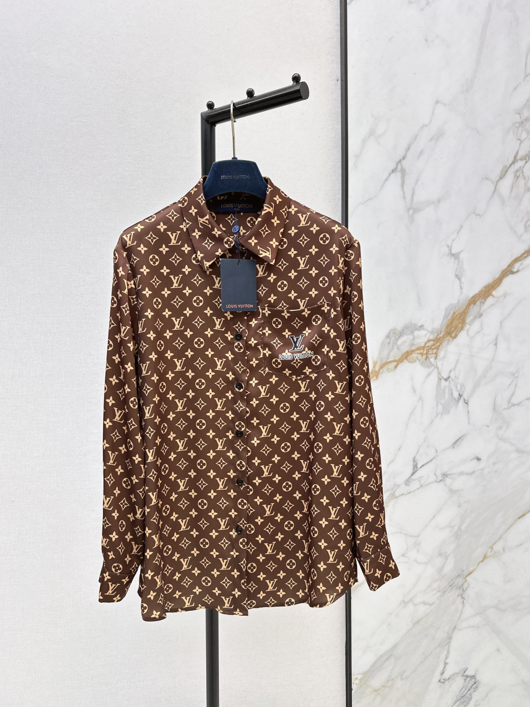 NO:739888,L Family 26Ss————The latest spring and summer classic logo printed shirt can be used as a sunscreen crotch. It has multiple functions. Direct spray and dip printing all over the Monogram. Lightweight and comfortable. Cool and casual. The most beautiful age-reducing girl this season. Classic and versatile. White and rich beauty must have high-end fashionable and versatile items. One color ready for sale sml,, louis vuitton, shirts,19860909L家 26Ss————春夏最新款经典logo印花衬衫可当防晒可塔 功能多元化 直喷过浸印满身印花Monogram 轻薄舒适 清凉休闲 本季最美减龄少女绝绝子 经典百搭不挑人 白富美必入高级时髦百搭单品 一色现货发售sml,,louis vuitton,shirts,,Women's clothing