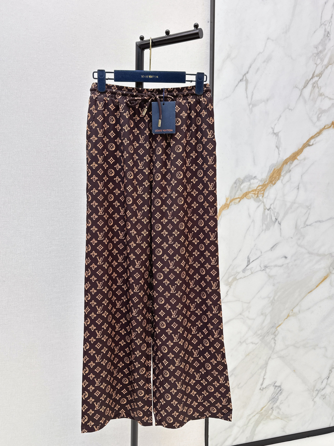 NO:739885,L family 26Ss————The latest spring and summer classic logo casual suit loose shirt + elastic waist straight pants, cute style, full of small details, exquisite workmanship, age-reducing fashion, good HOLD style, won the hearts of fairies, soft and textured, two colors separated, ready for sale sml,, louis vuitton, shirts,19860909L家 26Ss————春夏最新款经典logo休闲套装宽松衬衫+松紧腰直筒裤 可A可乖的风格 满满小细节太加分了 做工精致 减龄时尚 好HOLD住造型 深得仙女心 柔软有质感 两色分开发 现货发售sml,,louis vuitton,shirts,,Women's clothing