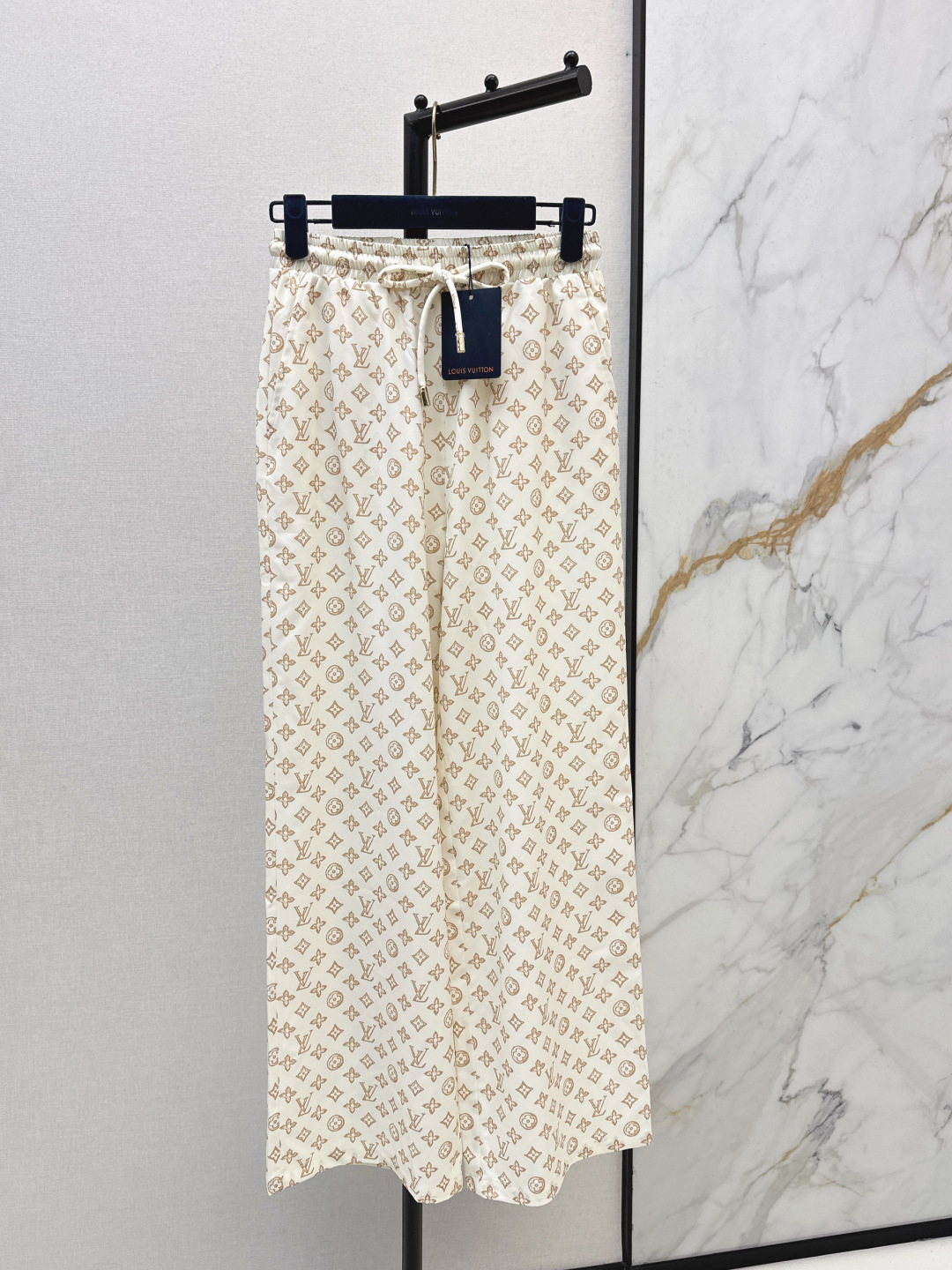 NO:739879,L family 26Ss————The latest spring and summer classic logo casual suit loose shirt + elastic waist straight pants, cute style, full of small details, exquisite workmanship, age-reducing fashion, good HOLD style, won the hearts of fairies, soft and textured, two colors separated, ready for sale sml,, louis vuitton, shirts,19860909L家 26Ss————春夏最新款经典logo休闲套装宽松衬衫+松紧腰直筒裤 可A可乖的风格 满满小细节太加分了 做工精致 减龄时尚 好HOLD住造型 深得仙女心 柔软有质感 两色分开发 现货发售sml,,louis vuitton,shirts,,Women's clothing