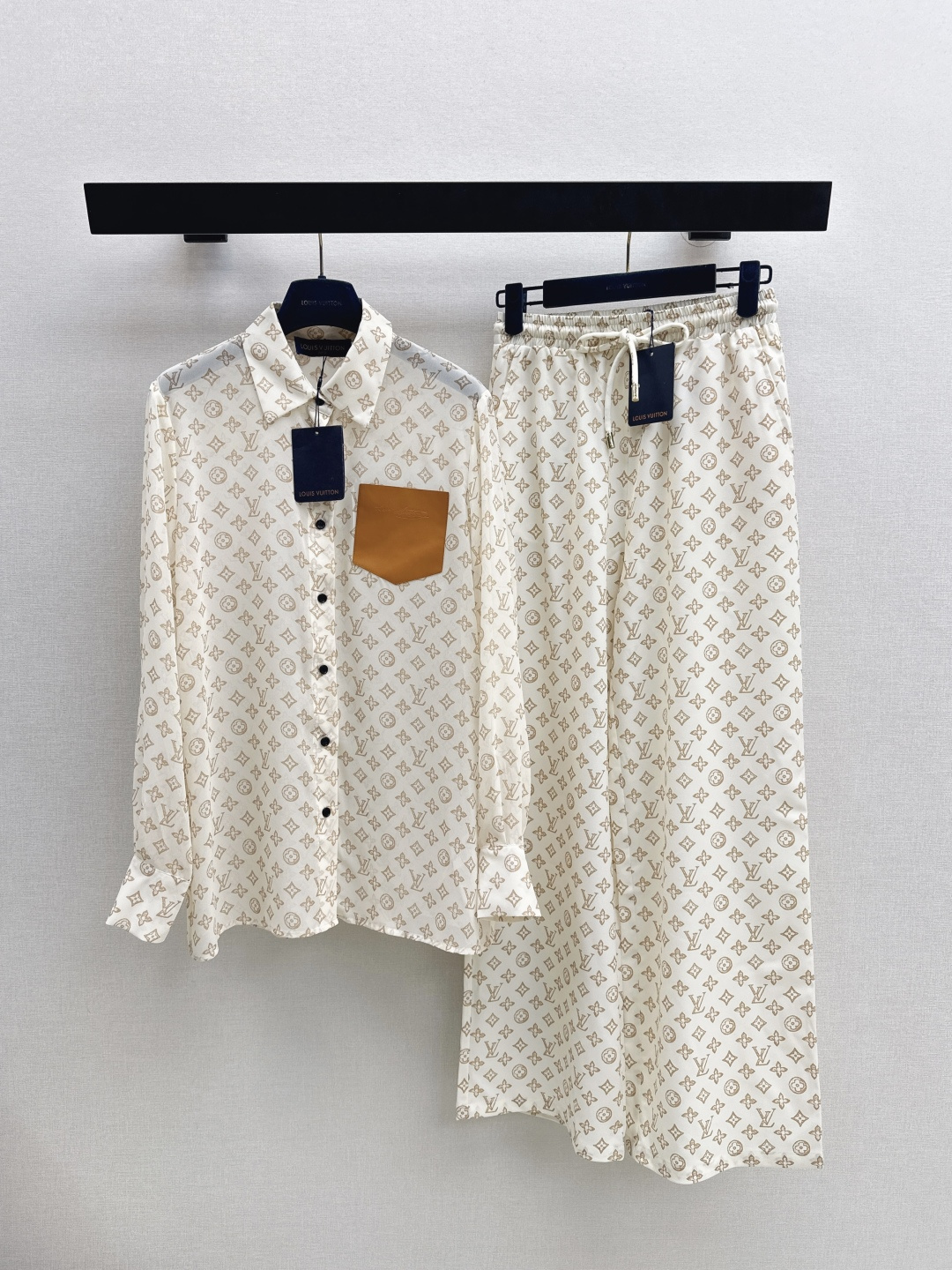 NO:739876,L Family 26Ss————The latest spring and summer classic logo casual suit loose shirt + elastic waist straight pants, cute style, full of small details, exquisite workmanship, age-reducing fashion, good hold style, won the heart of fairies, soft and textured, two colors separated, ready for sale sml lining, louis vuitton, shirts,19860909L家 26Ss————春夏最新款经典logo休闲套装宽松衬衫+松紧腰直筒裤 可A可乖的风格 满满小细节太加分了 做工精致 减龄时尚 好HOLD住造型 深得仙女心 柔软有质感 两色分开发 现货发售sml 衬,,louis vuitton,shirts,,Women's clothing