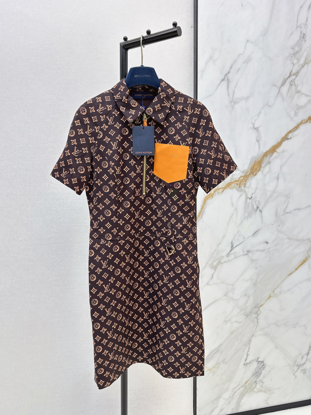 NO:739870,L Family 26Ss————The latest classic logo printed short-sleeved lapel dress in spring and summer. Classic shape. I fell in love with it at first sight. The pattern design can well modify the neck line. The upper body temperament is immediately improved. Customized buttons. The pattern is very beautiful on the upper body. The color is super white. Two colors are available for sale sml, louis vuitton, skirts, T-shirt,19860909L家 26Ss————春夏最新款经典logo印花短袖翻领连衣裙经典造型 一眼就爱上了 版型设计能很好的修饰颈部线条 上身气质立马提升 定制纽扣 版型上身巨好看 颜色超显白 两色现货发售sml,,louis vuitton,skirts,T-shirt,,Women's clothing