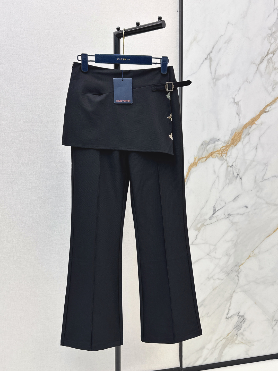 NO:739894,L Family 26Ss————Early spring’s latest four-leaf clover hardware decorated boot-cut culottes are fashionable and easy to wear. Versatile in style, advanced customization. Comfortable fabrics. Casual and free. The texture is also very good. Retro and fashionable. It can be controlled by all body types. One color ready for sale sml,, louis vuitton, skirts,19860909L家 26Ss————早春最新款四叶草五金装饰微喇裙裤时髦好穿度爆棚 风格百搭 高级定制 舒适的面料 随性洒脱 质感也很好 复古又时尚 各种身材都可以驾驭 一色现货发售sml,,louis vuitton,skirts,,Women's clothing