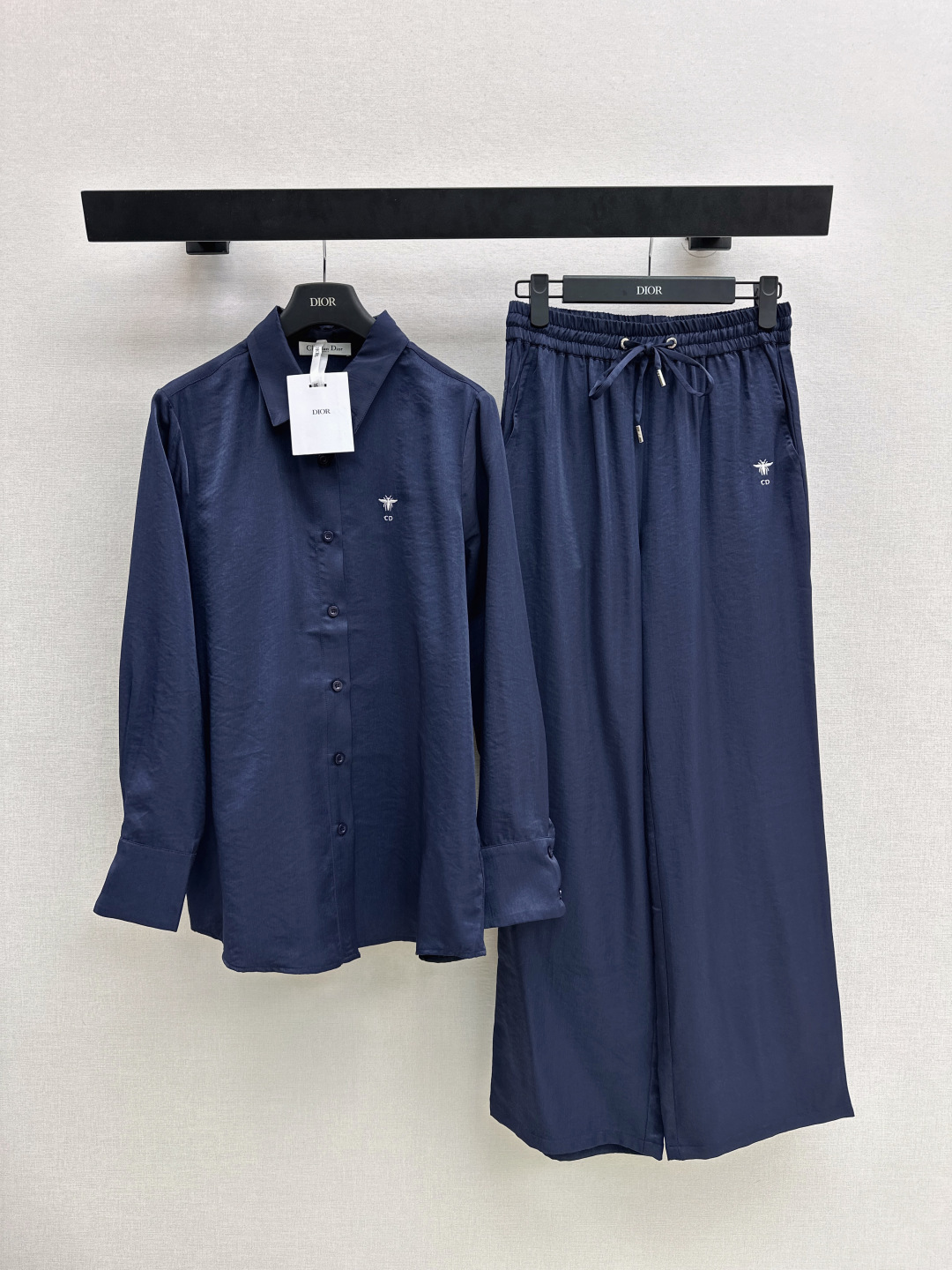 NO:739890,Shirts and pants CD 26Ss————The latest bee embroidery lazy temperament suit for spring and summer. Loose shirt + elastic waist straight pants. Silky smooth fabric. Retro and fashionable. Low-key temperament and luxurious and high-end. The version is versatile and not picky. Recommended to match one set. Developed in one color. Ready for sale sml,, shirts,19860909衬衣裤子CD 26Ss————春夏最新款蜜蜂刺绣慵懒气质套装宽松衬衫+松紧腰直筒裤 丝滑面料 复古时髦 低调气质又奢华高级 版型百搭不挑人 推荐一套搭配 一色分开发 现货发售sml,,shirts,,Women's clothing