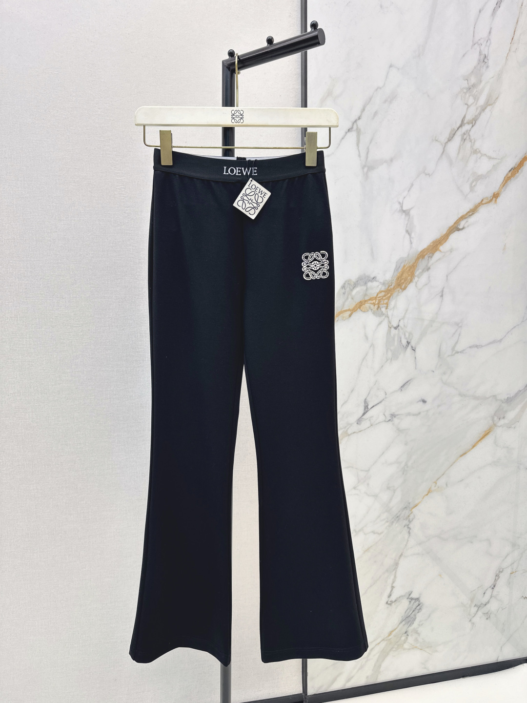 NO:739884,Loe 26Ss——Early spring’s latest model with logo webbing decoration and mid-high waist elastic leggings, yoga pants and sweatpants, very functional, tight and super slim, comfortable and easy to wear, making the body slim and tall, super versatile, a must-have for the goddess’ wardrobe, ready for sale in one color, sml,, loewe,19860909Loe 26Ss————早春最新款logo织带装饰微喇中高腰弹力打底裤瑜珈裤运动裤功能性很强 紧身超显瘦 舒适好穿上身显瘦又高挑 超百搭 女神衣橱必备款 一色现货发售sml,,loewe,,Women's clothing