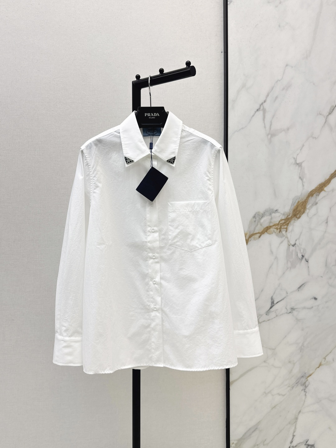 NO:739875,PD 26Ss————The latest spring and summer loose-fitting shirt with triangle logo decoration, low-key luxury three-dimensional tailoring, streamlined line design, noble and elegant, and full of gentle and intellectual temperament. Imported special materials will be amazing when you receive it. The texture of the customized fabric is amazing. Two colors are available for sale sml,, shirts,19860909PD 26Ss————春夏最新款三角标装饰宽松衬衫低调奢华立体剪裁 精简线条感设计 高贵典雅又尽显温柔知性的气质 进口特殊材质 收到手会很惊艳 定制面料质感超赞 两色现货发售sml,,shirts,,Women's clothing