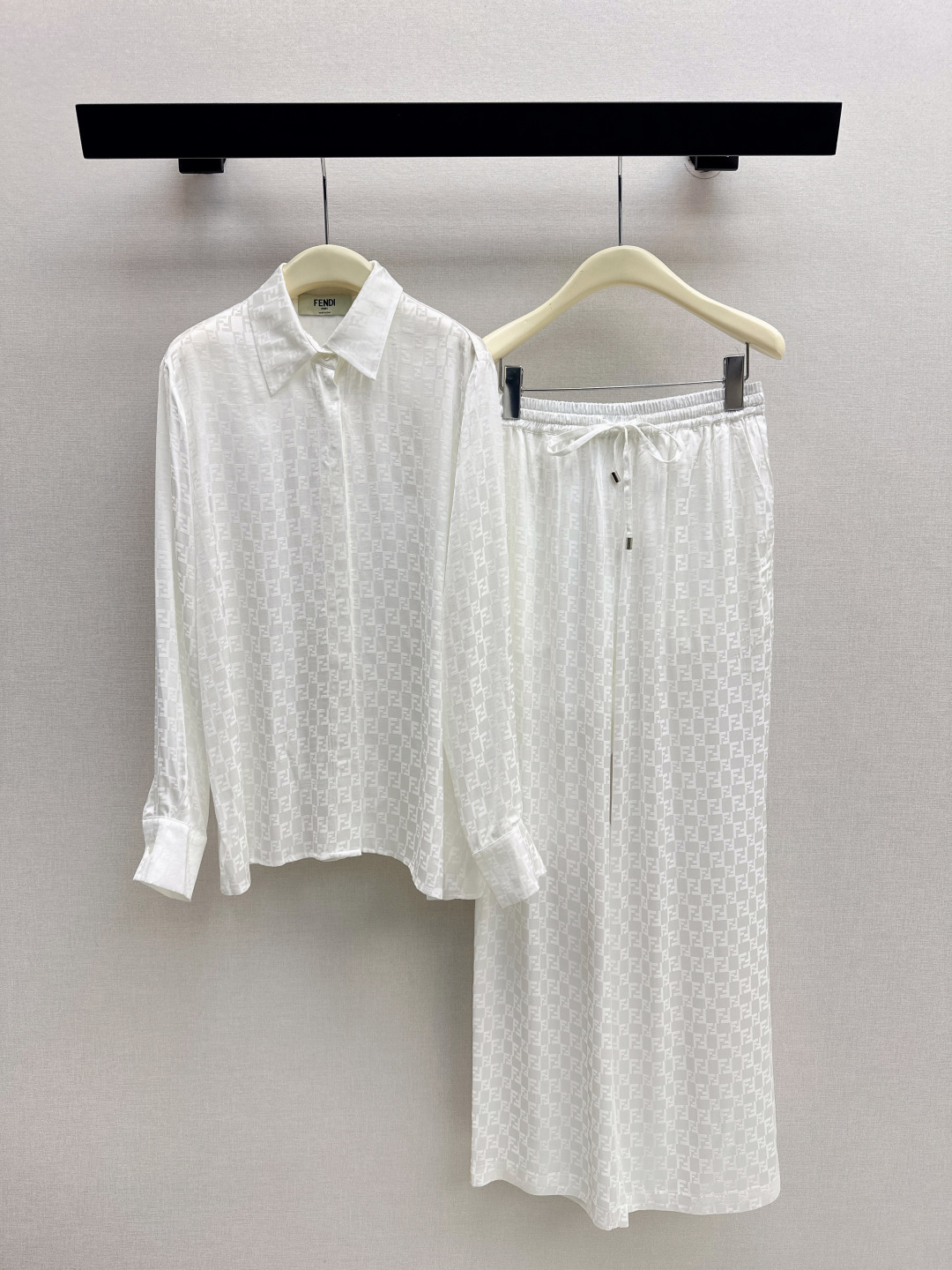 NO:739872,Shirt and trousers FD 26Ss - the latest classic logo jacquard lazy temperament suit for early spring, loose shirt + elastic waist straight pants, silky fabric, retro and fashionable, low-key temperament and luxurious and high-end. The version is versatile and not picky. Three colors are developed separately. Ready for sale sml,, shirts,19860909衬衫长裤FD 26Ss————早春最新款经典logo提花慵懒气质套装宽松衬衫+松紧腰直筒裤 丝滑面料 复古时髦 低调气质又奢华高级 版型百搭不挑人 三色分开发 现货发售sml,,shirts,,Women's clothing