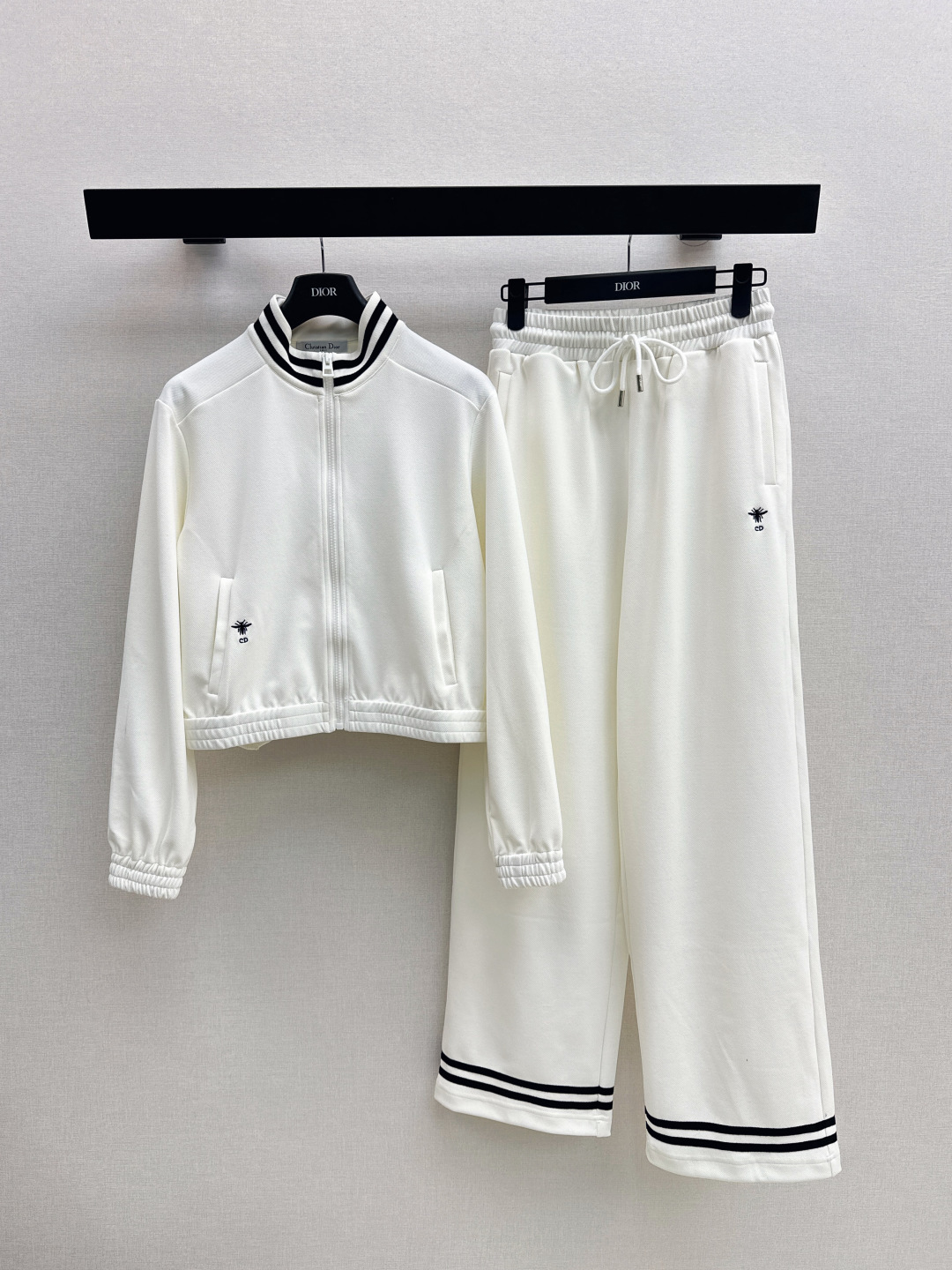 NO:739866,CD 26Ss————The latest handsome and fashionable suit in early spring, stand-up collar bee embroidered jacket + elastic waist straight pants. Everyone can control it. High-density fashionable casual style. Vintage is handsome. Medieval style. It meets the dual needs of comfort and fashion and can be integrated into every daily dressing scene. Playful and age-reducing design elements full of vitality. One set. Two colors available for sale sml,,jackets & coats,19860909CD 26Ss————早春最新款帅气时髦套装立领蜜蜂刺绣外套+松紧腰直筒裤 人人都能驾驭 高密度时髦休闲风 Vintage帅气 中古风 贴合舒适与时髦的双需求能融入每个日常的穿搭场景中 俏皮减龄充满元气的设计元素 一套出 两色现货发售sml,,jackets & coats,,Women's clothing