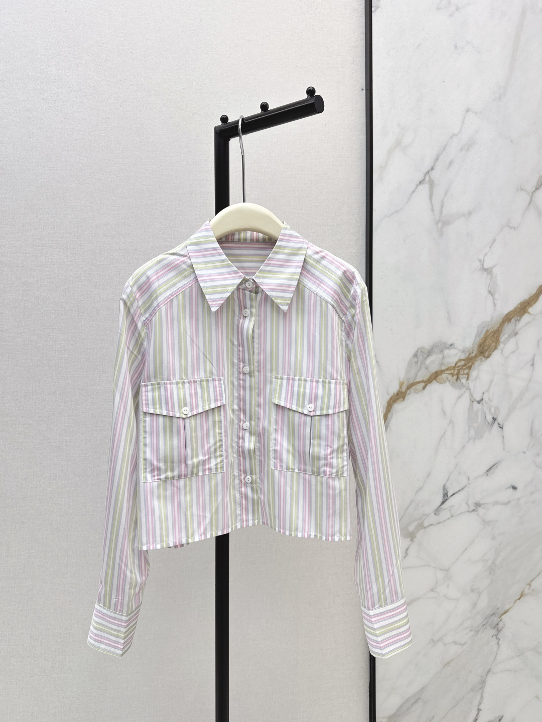 NO:739886,Casual daily wear guide PD 26Ss————The latest age-reducing pink striped shirt in spring and summer, the color is so beautiful, very eye-catching, simple and stylish, versatile and casual, short silhouette, one color ready for sale sml,, shirts,19860909休闲日常穿搭指南 PD 26Ss————春夏最新款减龄粉色条纹衬衫配色太好看了 很吸睛 简约又有造型感 百搭又休闲慵懒 廓形感短款剪裁 一色现货发售sml,,shirts,,Women's clothing