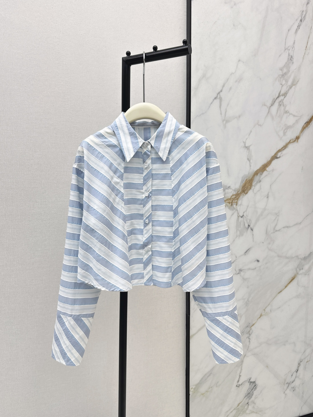 NO:739883,Casual daily wear guide PD 26Ss————The latest age-reducing striped shirt in spring and summer, the color is so beautiful, very eye-catching, simple and stylish, versatile and casual, short and tailored silhouette, two colors ready for sale sml,, shirts,19860909休闲日常穿搭指南 PD 26Ss————春夏最新款减龄条纹衬衫配色太好看了 很吸睛 简约又有造型感 百搭又休闲慵懒 廓形感短款剪裁 两色现货发售sml,,shirts,,Women's clothing