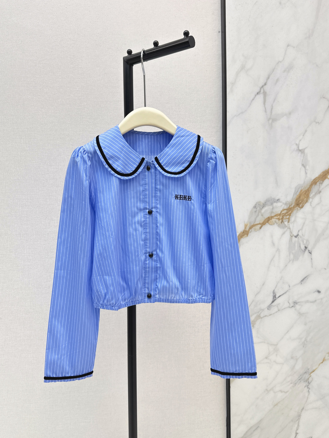 NO:739880,Fashionable design 26Ss————The latest age-reducing doll lapel short shirt for spring and summer. Exquisite heavy-duty three-dimensional embroidered doll collar. You can easily switch between sweetness and temperament according to the matching. It can accommodate all kinds of body types. It is made of yarn-dyed blue striped pure cotton fabric. One color ready for sale sml,, shirts,19860909时髦设计 26Ss————春夏最新款减龄娃娃翻领小短款衬衫 精致的重工立体刺绣娃娃领 根据搭配可以轻松在甜美和气质之间切换 可以包容各种身材 采用色织蓝色条纹纯棉面料 一色现货发售sml,,shirts,,Women's clothing