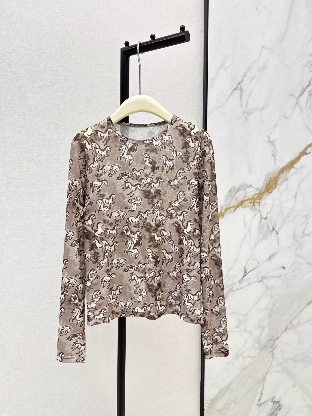 NO:739877,Fashionable design 26Ss————The latest round neck mesh bottoming shirt for spring and summer. It is high-end and elegant. It is soft and stretchy and very comfortable. It has a full sense of high-end wear. It is semi-transparent. Innovative fabric. It is light and soft. The actual product is very good!  The tight-fitting body shows your figure, the upper body is fashionable and versatile, and it looks good when you take off the jacket.19860909时髦设计 26Ss————春夏最新款圆领网纱打底衫 高级大气 柔软弹力很舒服 满满的穿搭高级感 半透视 创新面料 轻盈柔软 实物非常赞！紧身显身材 上身洋气百搭 穿搭好看 脱掉外套里搭也是美美的 两色现货发售sml,,jackets & coats,,Women's clothing