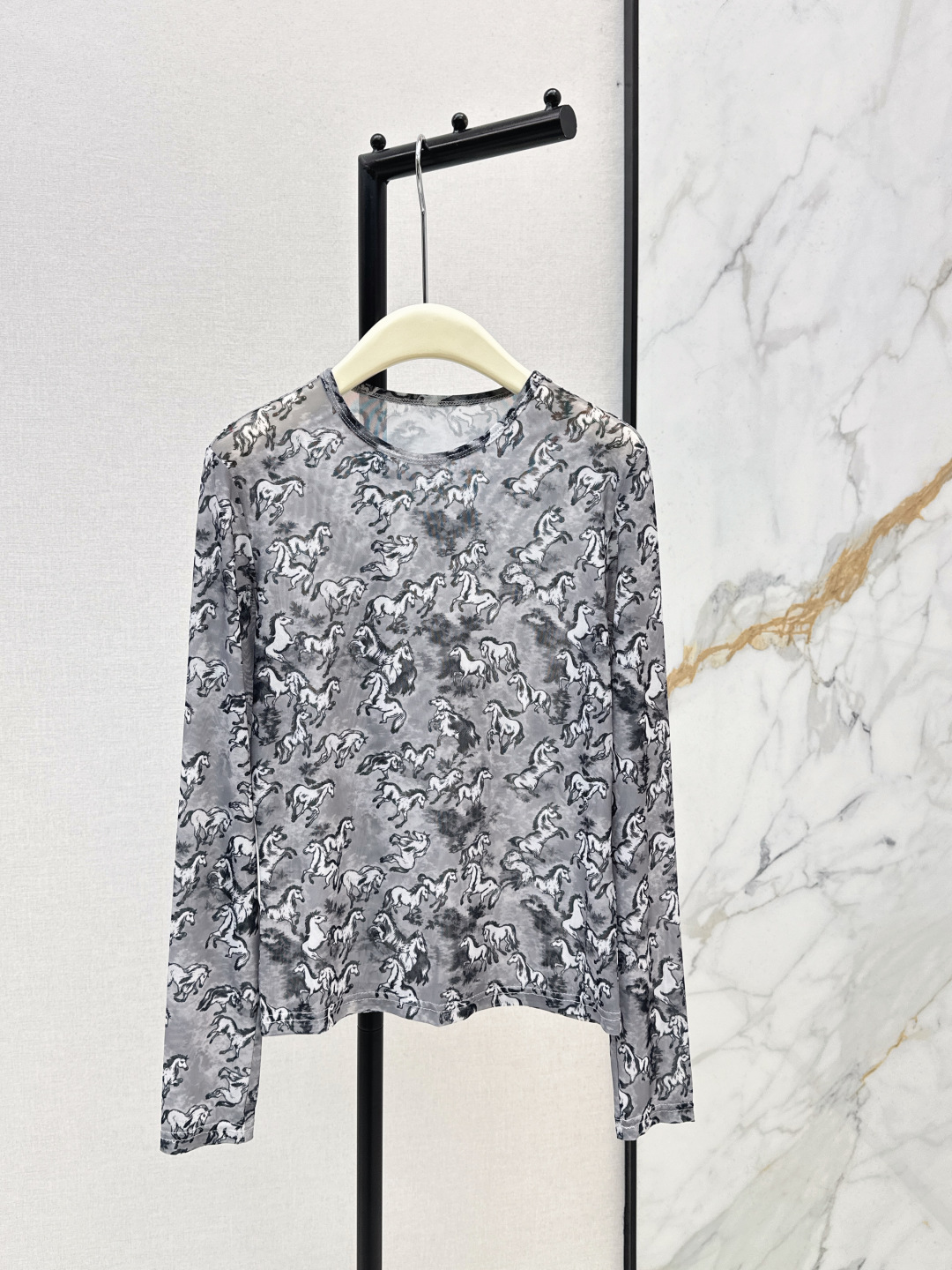 NO:739874,Fashionable design 26Ss————The latest round neck mesh bottoming shirt for spring and summer. It is high-end and elegant. It is soft and stretchy and very comfortable. It has a full sense of high-end wear. It is semi-transparent. Innovative fabric. It is light and soft. The actual product is very good!  The tight-fitting body shows your figure, the upper body is fashionable and versatile, and it looks good when you take off the jacket.19860909时髦设计 26Ss————春夏最新款圆领网纱打底衫 高级大气 柔软弹力很舒服 满满的穿搭高级感 半透视 创新面料 轻盈柔软 实物非常赞！紧身显身材 上身洋气百搭 穿搭好看 脱掉外套里搭也是美美的 两色现货发售sml,,jackets & coats,,Women's clothing