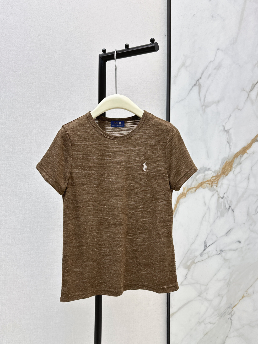 NO:739871,RL 26Ss————The latest slub cotton classic embroidered decorative T-shirt in early spring. It has a high density and feels super good. It is a really hard-working one. The details are perfect. The regular version. The upper body is not picky at all. It is simple and generous. It instantly enhances your temperament. Three colors are available for sale in sml, tees, t-shirt,19860909RL 26Ss————早春最新款竹节棉经典刺绣装饰T恤 密度很高手感超好 真的费劲心血的一款 细节完美 常规版型 上身完全不挑人简单大方 瞬间提升气质 三色现货发售sml,,tees，t-shirt,,Women's clothing