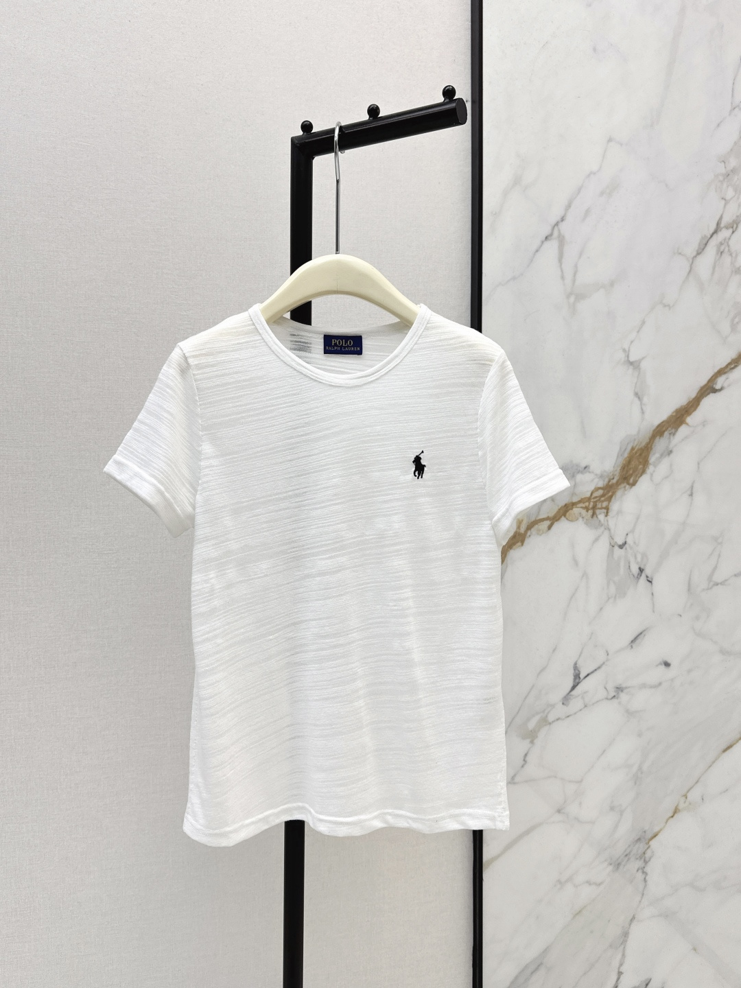 NO:739868,RL 26Ss————The latest slub cotton classic embroidered decorative T-shirt in early spring. It has a high density and feels super good. It is a really hard-working one. The details are perfect. The regular version. The upper body is not picky at all. It is simple and generous. It instantly enhances your temperament. Three colors are available for sale in sml, tees, t-shirt,19860909RL 26Ss————早春最新款竹节棉经典刺绣装饰T恤 密度很高手感超好 真的费劲心血的一款 细节完美 常规版型 上身完全不挑人简单大方 瞬间提升气质 三色现货发售sml,,tees，t-shirt,,Women's clothing