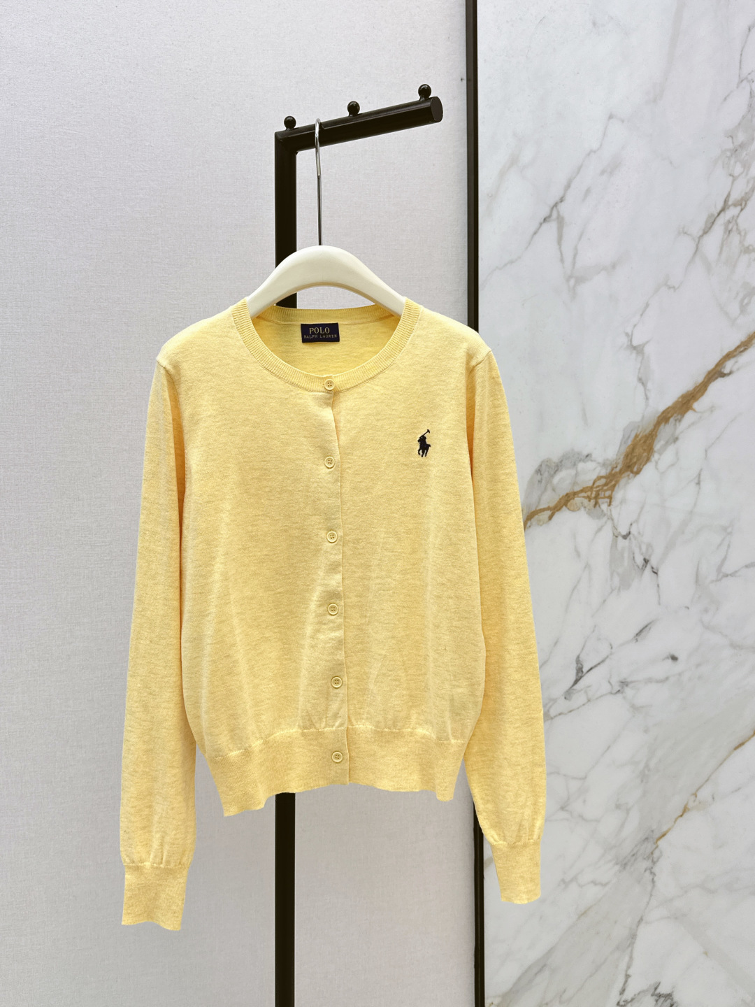 NO:739864,Exclusive model~~RL 26Ss————The latest spring and summer classic embroidered knitted stand-up collar cardigan American style look~~Classic version design, casual and versatile, basic colors can be matched casually and you can’t go wrong!  This basic style is the key point. It looks good when worn alone or layered. The classic embroidery is beautiful and more durable. Three colors are available in stock sml,,19860909独家款～～RL 26Ss————春夏最新款经典刺绣针织立领开衫美式穿搭Look～～经典版型设计 休闲百搭 基础色随意搭配都不会出错！这种基础款版型是重点 单穿叠穿都好看 经典的刺绣美观的同时更经久耐穿 三色现货发售sml,,,Women's clothing