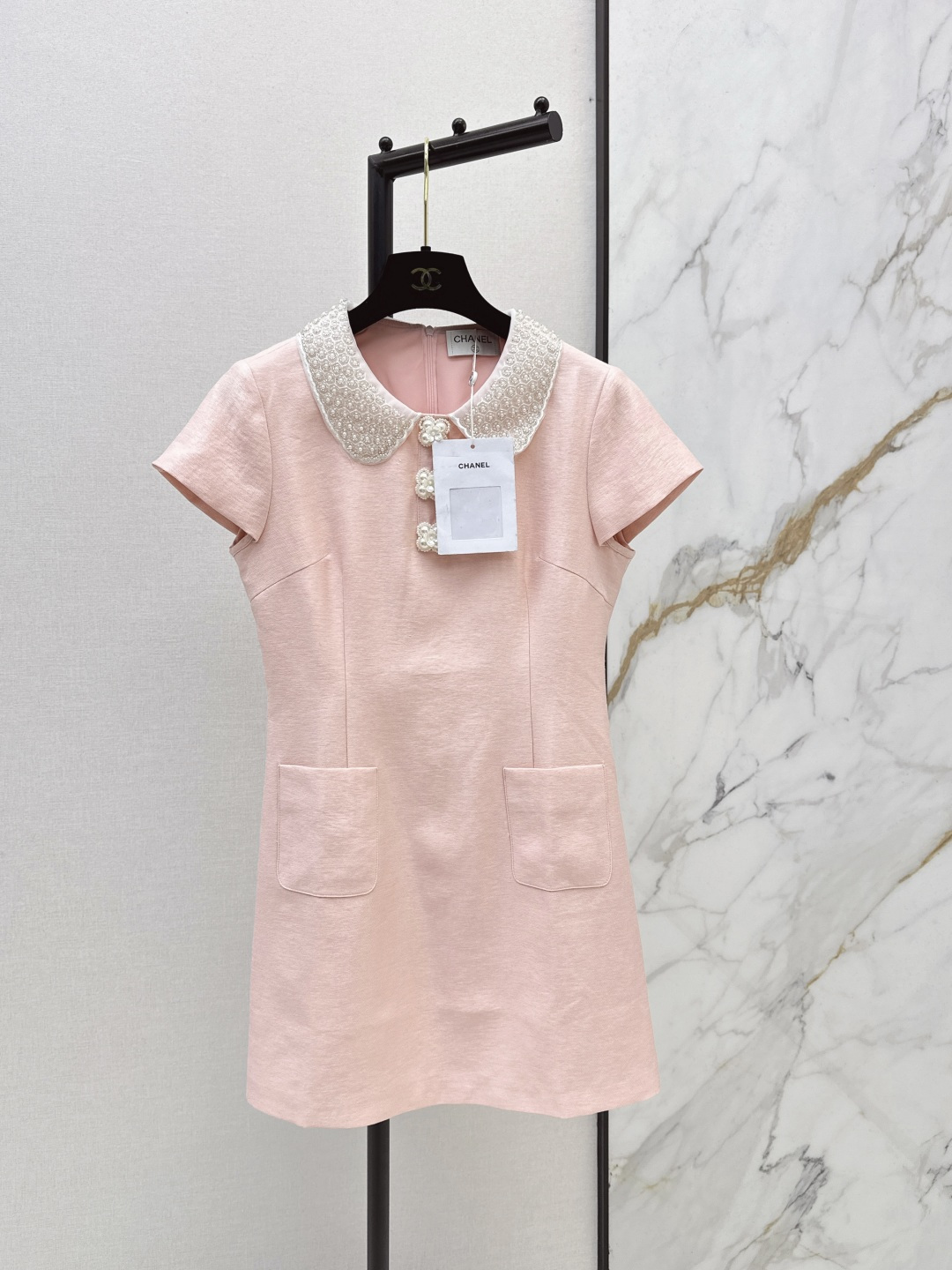 NO:739862,C Family 25Ss————The latest spring and summer style pink dress with age-reducing fragrance. The upper body has a noble temperament. The custom-made buckle 3D three-dimensional tailoring version is slimming. It is practical and has a higher appearance. French socialite style is elegant and high-end. A must-have for rich families. One color ready for sale sml,,chanel,skirts,19860909C家 25Ss————春夏最新款小香风减龄粉色系连衣裙 上身自带一种高贵气质 定制扣3D立体剪裁版型巨显瘦 实穿度高颜值也更高 法式名媛风优雅又高级 富家千金必备 一色现货发售sml,,chanel,skirts,,Women's clothing